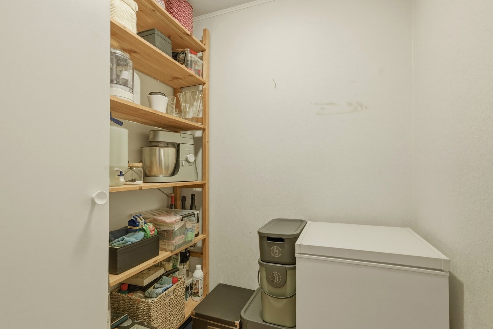 Med både innebod og utebod rett ved inngangspartiet har man godt med lagringsplass. Galleribilde