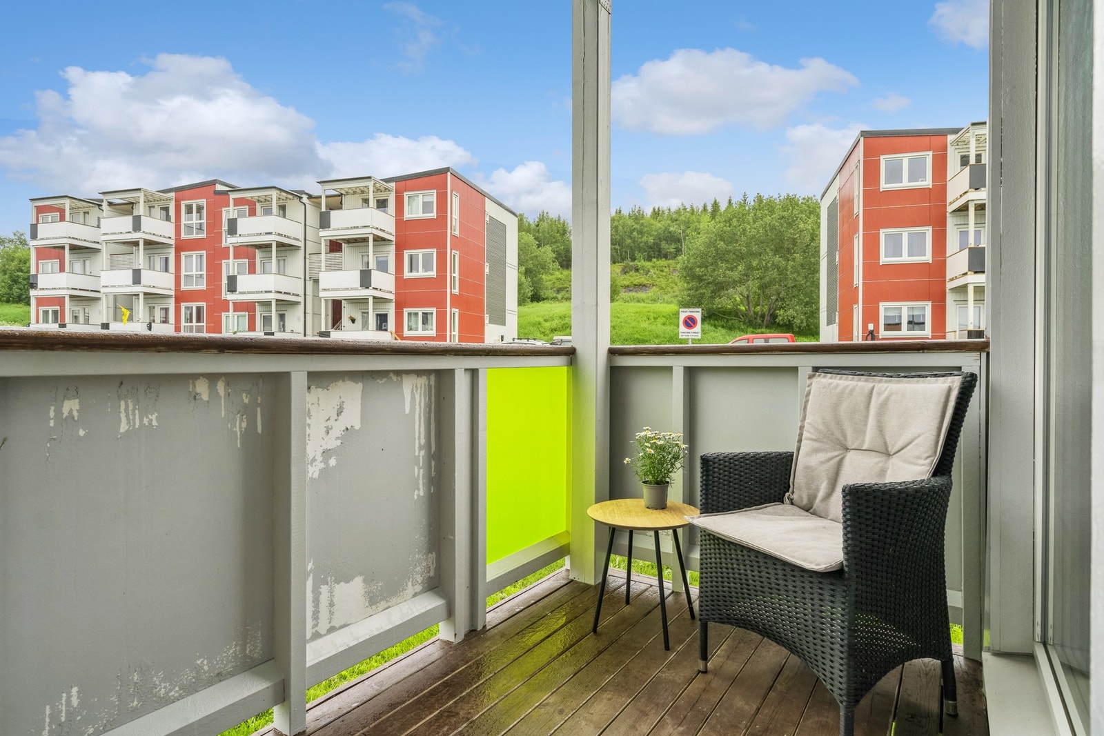 Takoverbygget altan på ca. 5 m² vendt mot vest - her kan kveldssola nytes. Det pågår renovering av alle altaner i borettslaget. Galleribilde