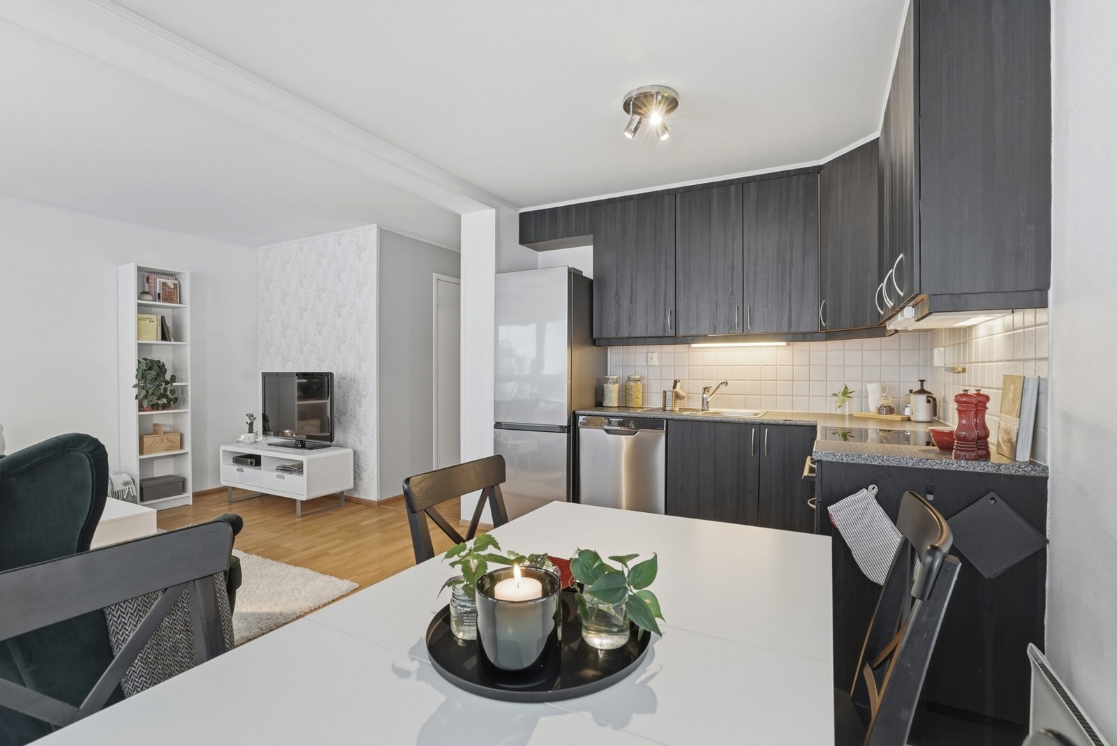 Frittstående komfyr, kjøleskap og oppvaskmaskin kan medfølge etter nærmere avtale. Galleribilde