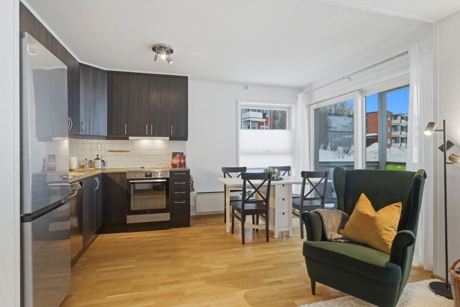 Sosial og åpen løsning mellom stue/kjøkken. Plass til spisebord i tilknytning kjøkkenet. Galleribilde