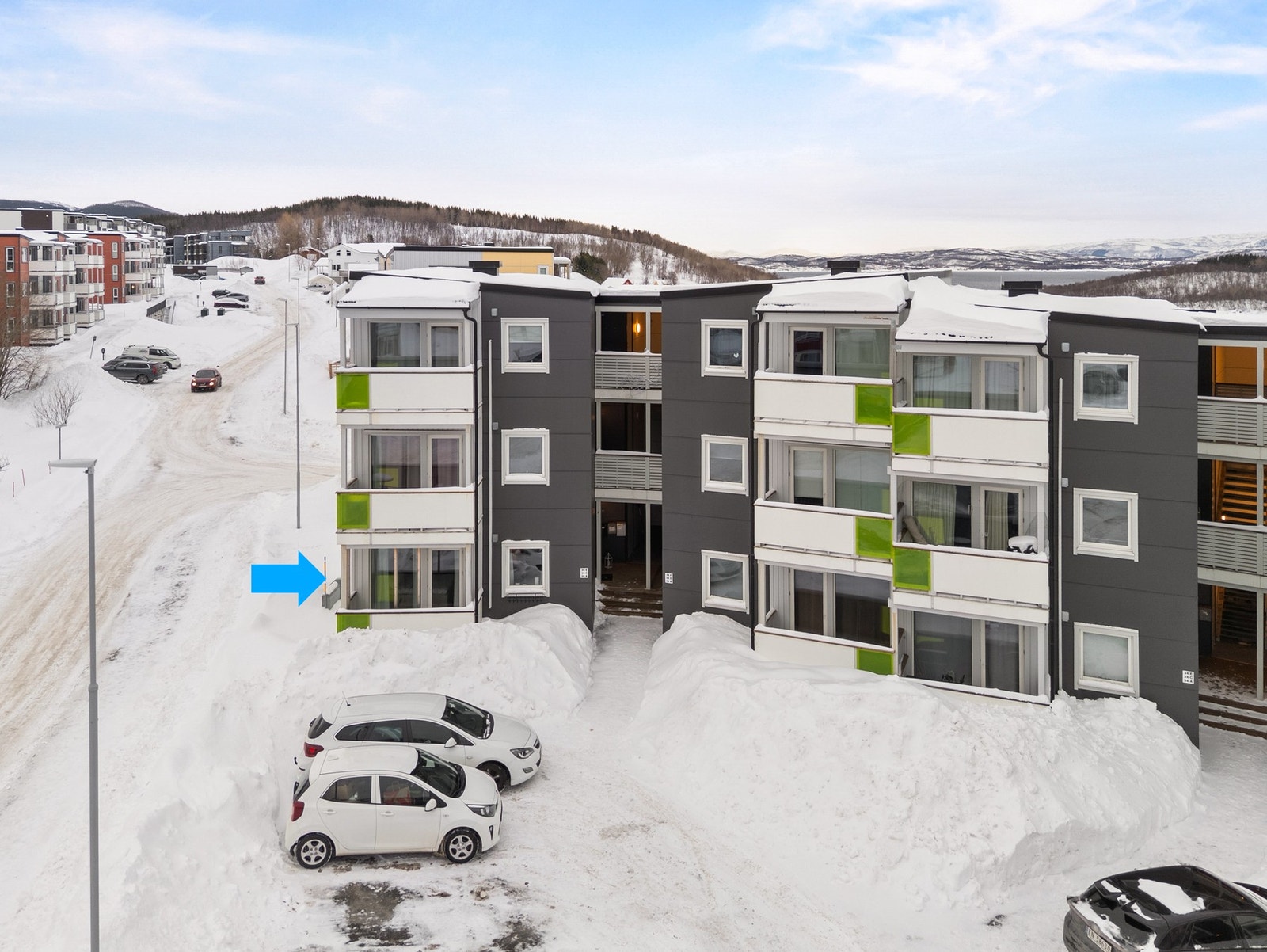 Fast parkeringsplass like utenfor. I tillegg har borettslaget flere gjesteparkeringer. Galleribilde