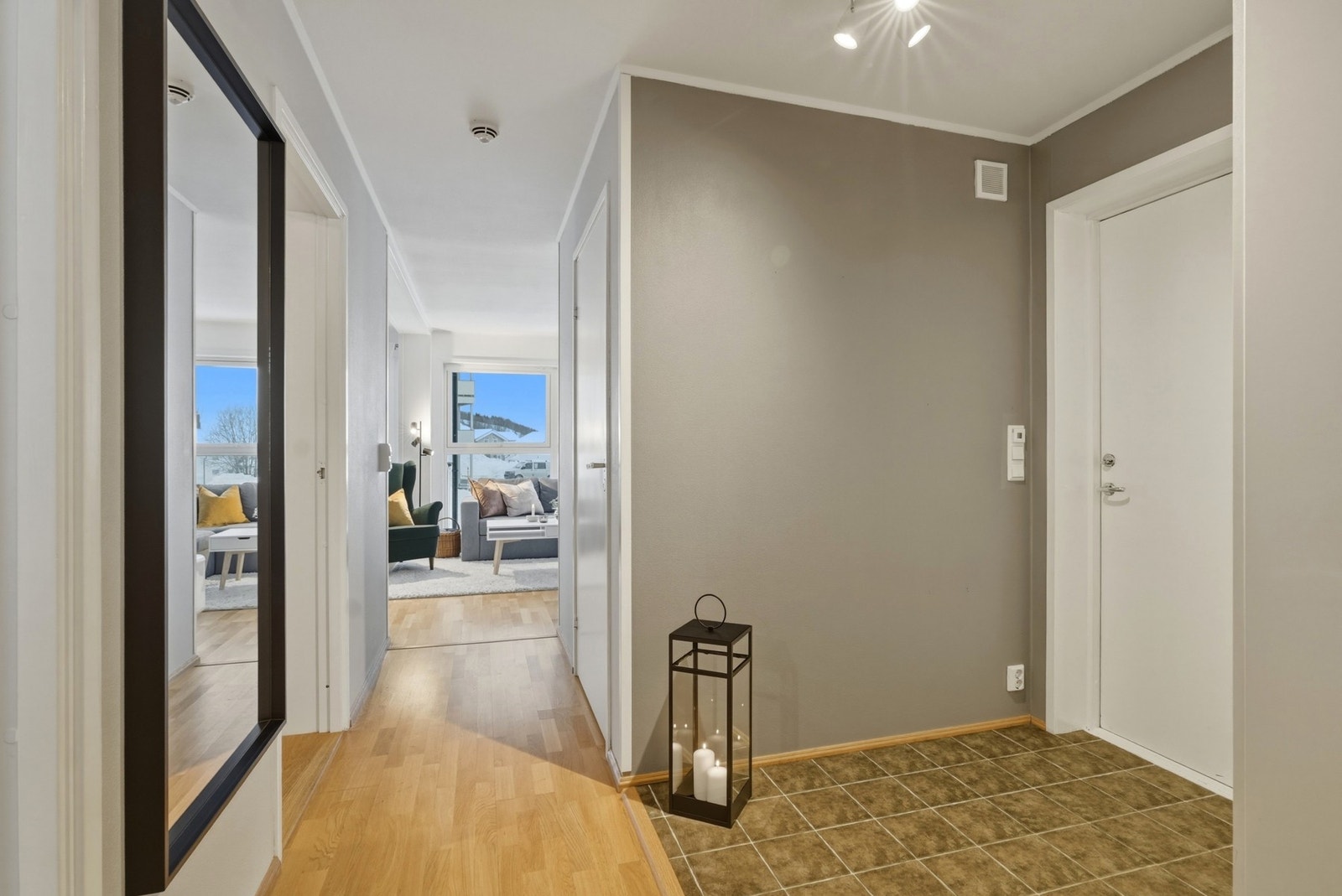 Entré/gang - praktisk bod mellom stue og entré. Galleribilde