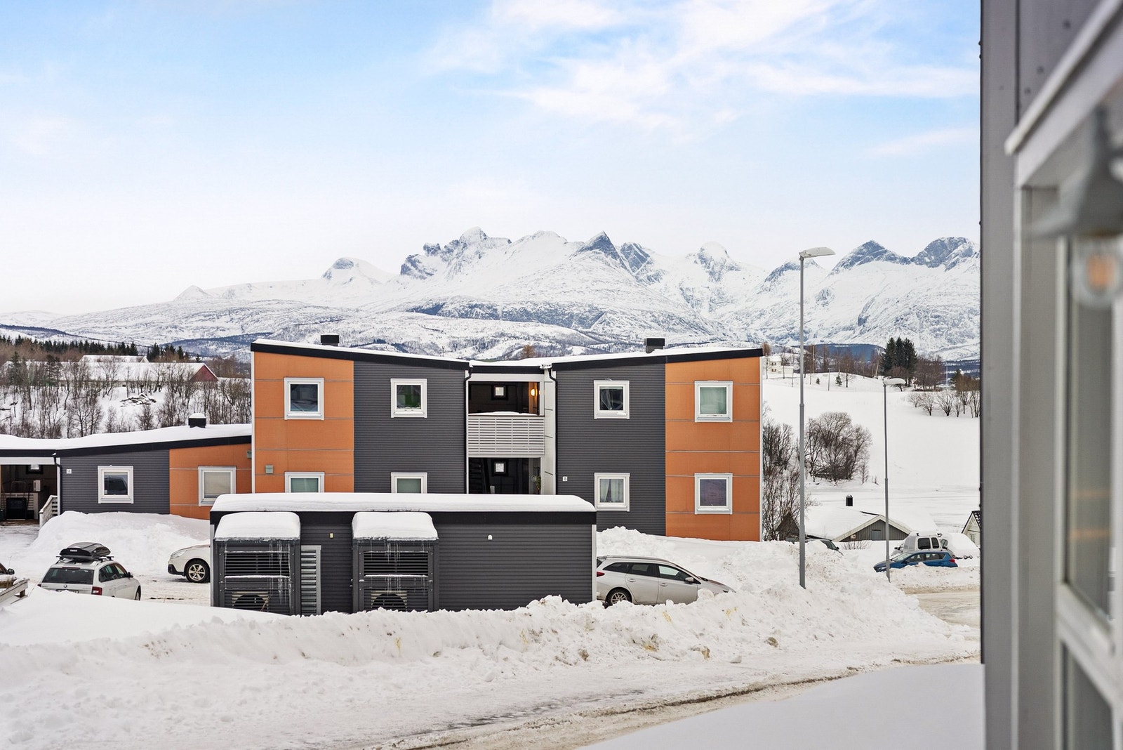 Flott utsikt fra altan/terrasse mot Børvasstindene! Galleribilde