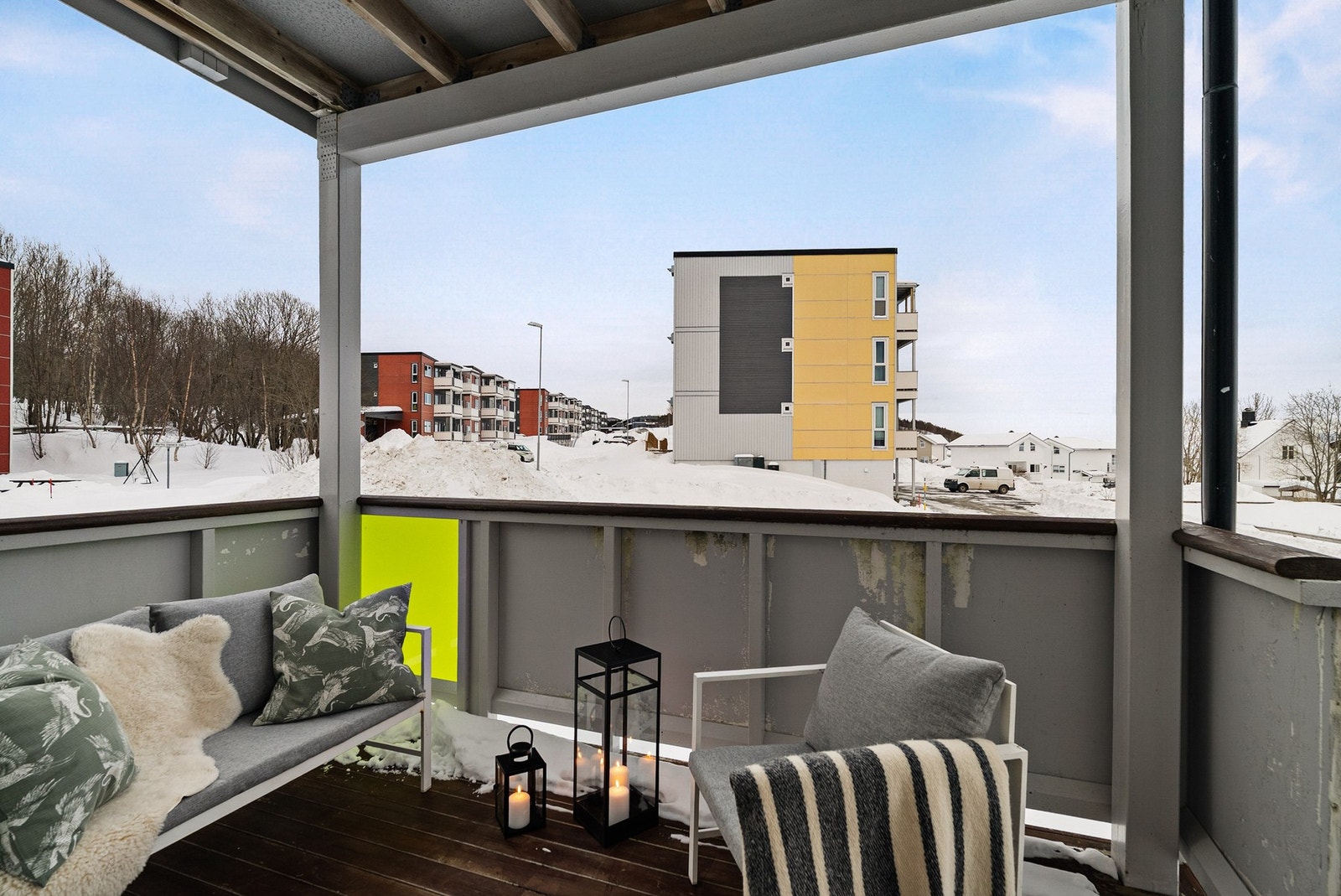 Takoverbygget altan på ca. 7 m² vendt mot sørøst. Det pågår renovering av alle altaner i borettslaget. Galleribilde