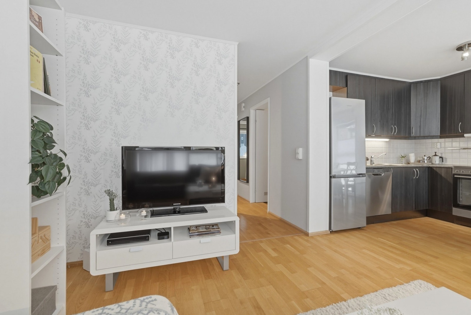 I felleskostnadene er "alt" inkludert som drift/vedlikehold, kommunale avgifter, tv/internett, renovasjon, bygningsforsikring, betjening av renter/avdrag fellesgjeld m.m. Galleribilde