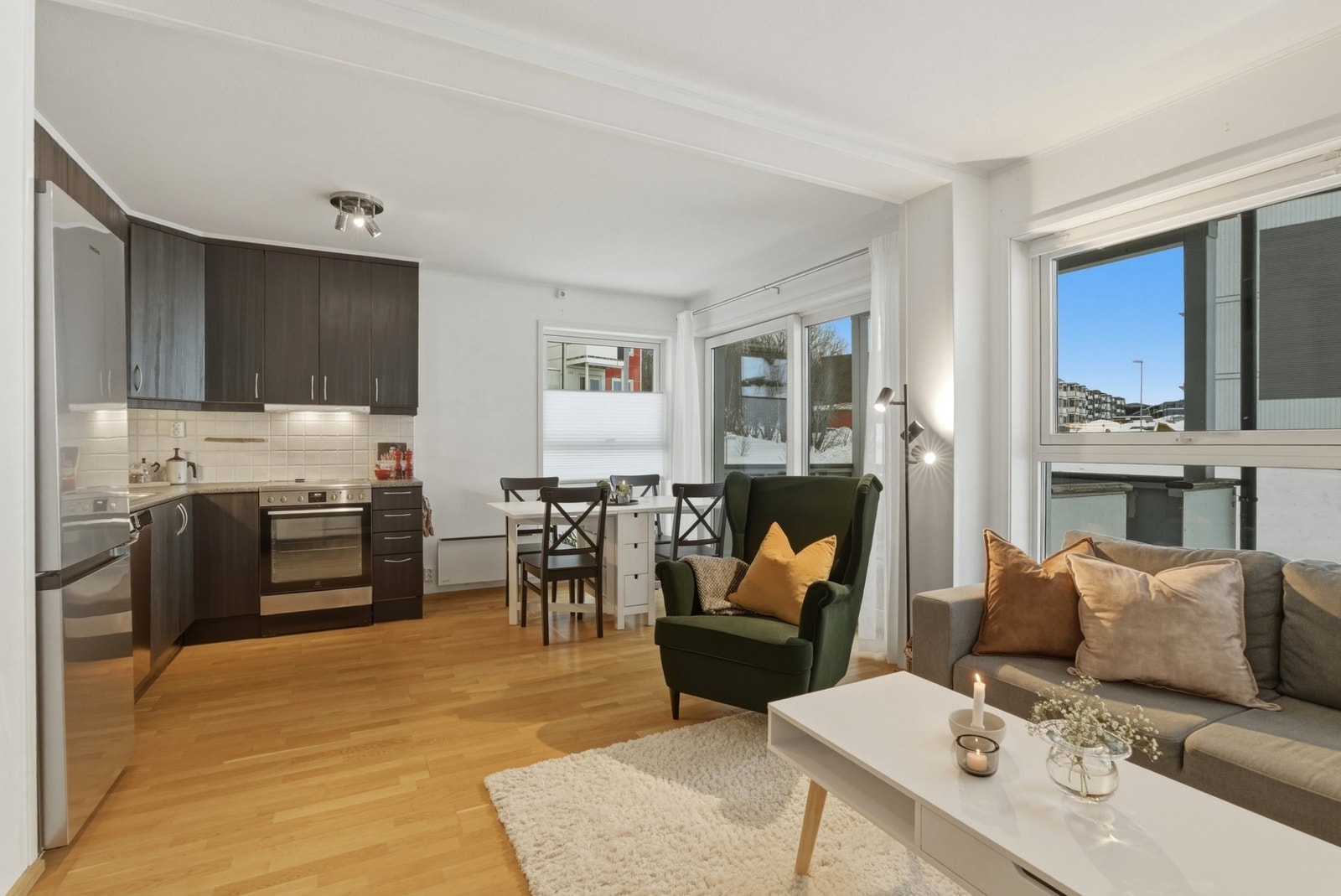 Lys og innbydende stue med plass til sitte-og spisegruppe. Som endeleilighet får man ekstra vindusflater som gir godt med lysinnslipp. Galleribilde