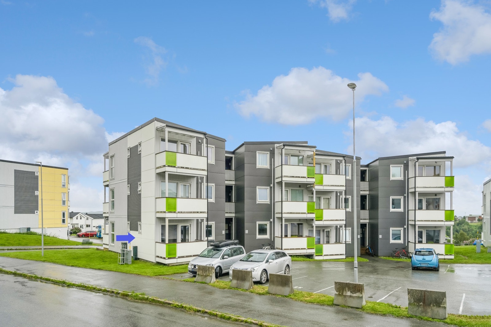 Flott beliggenhet på Støver. Leiligheten ligger på ende med enkel adkomst i 1. etasje. Fast parkeringsplass like utenfor. Galleribilde