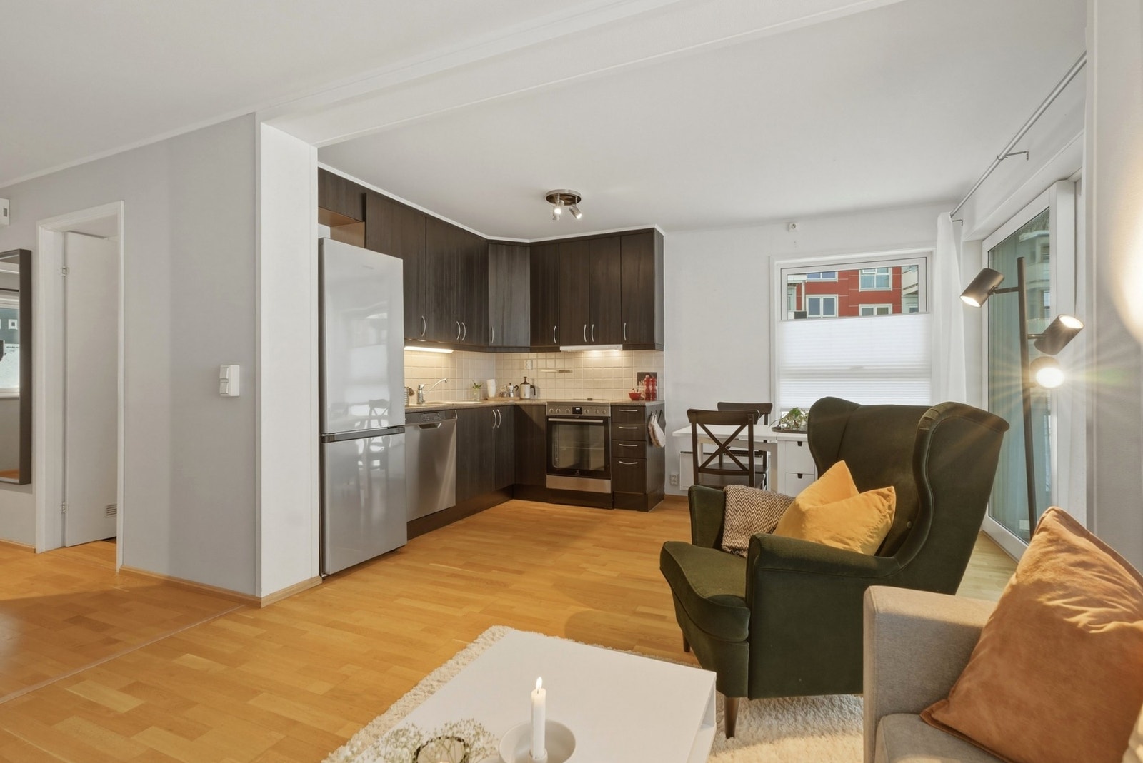 Kjøkkenet har sorte folierte fronter og benkeplate av laminat. Fliser over benk. Galleribilde