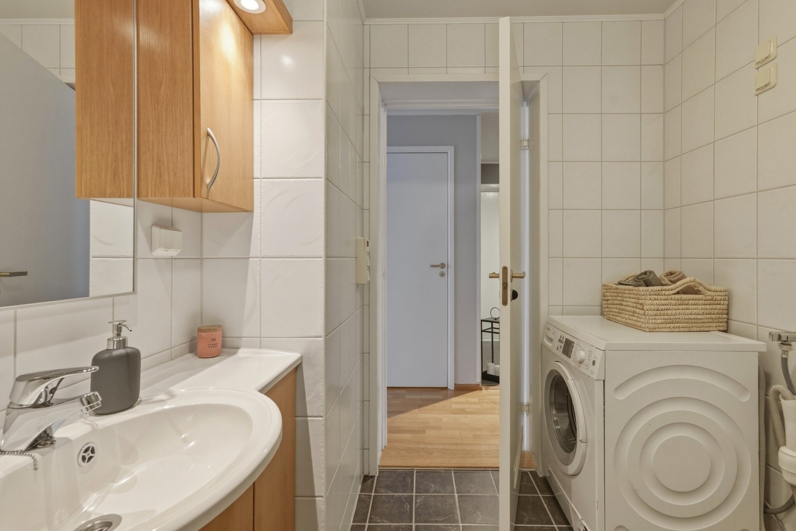 Innredning med under/overskap og innfelte spotter. Opplegg for vaskemaskin/tørketrommel. Galleribilde