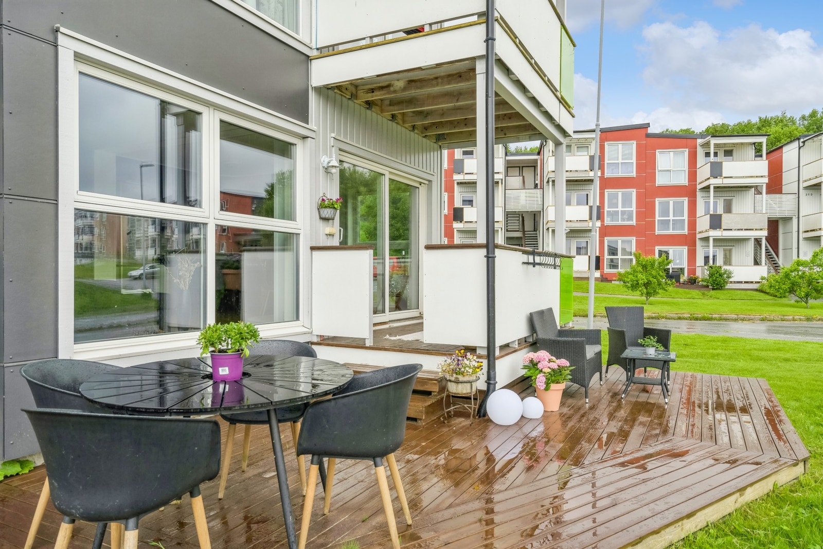 Markterrasse med god plass til utemøbler. En herlig forlengelse av stua på sommerhalvåret. Galleribilde