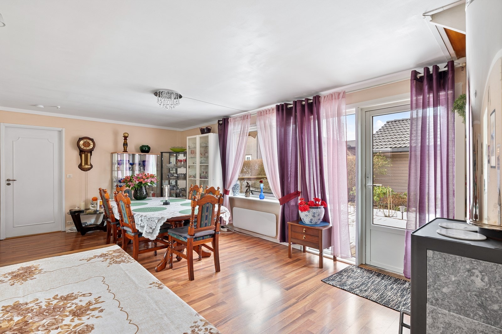 Stue med utgang til privat uteområde Galleribilde