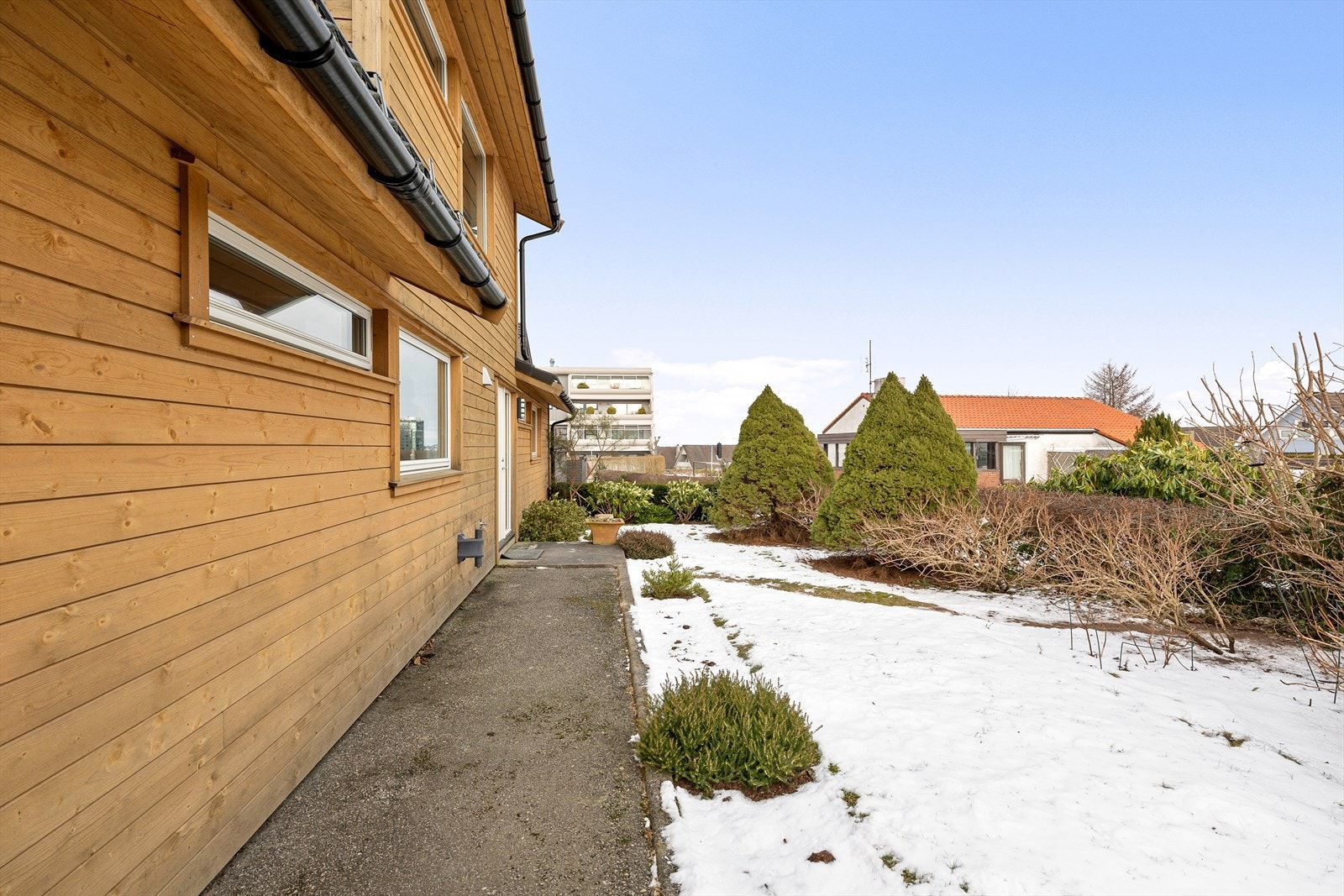 Inngangsparti med hage utenfor Galleribilde