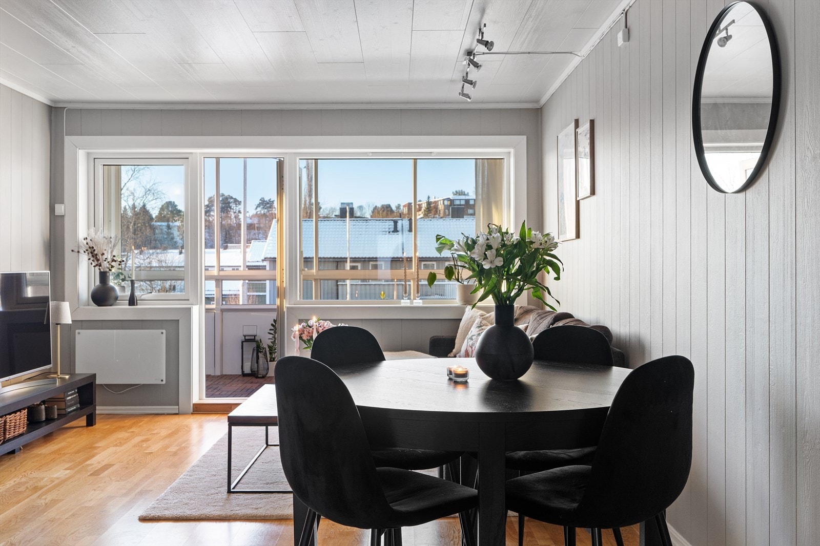 Stuen gir god plass til både spise- og sittegruppe. Galleribilde