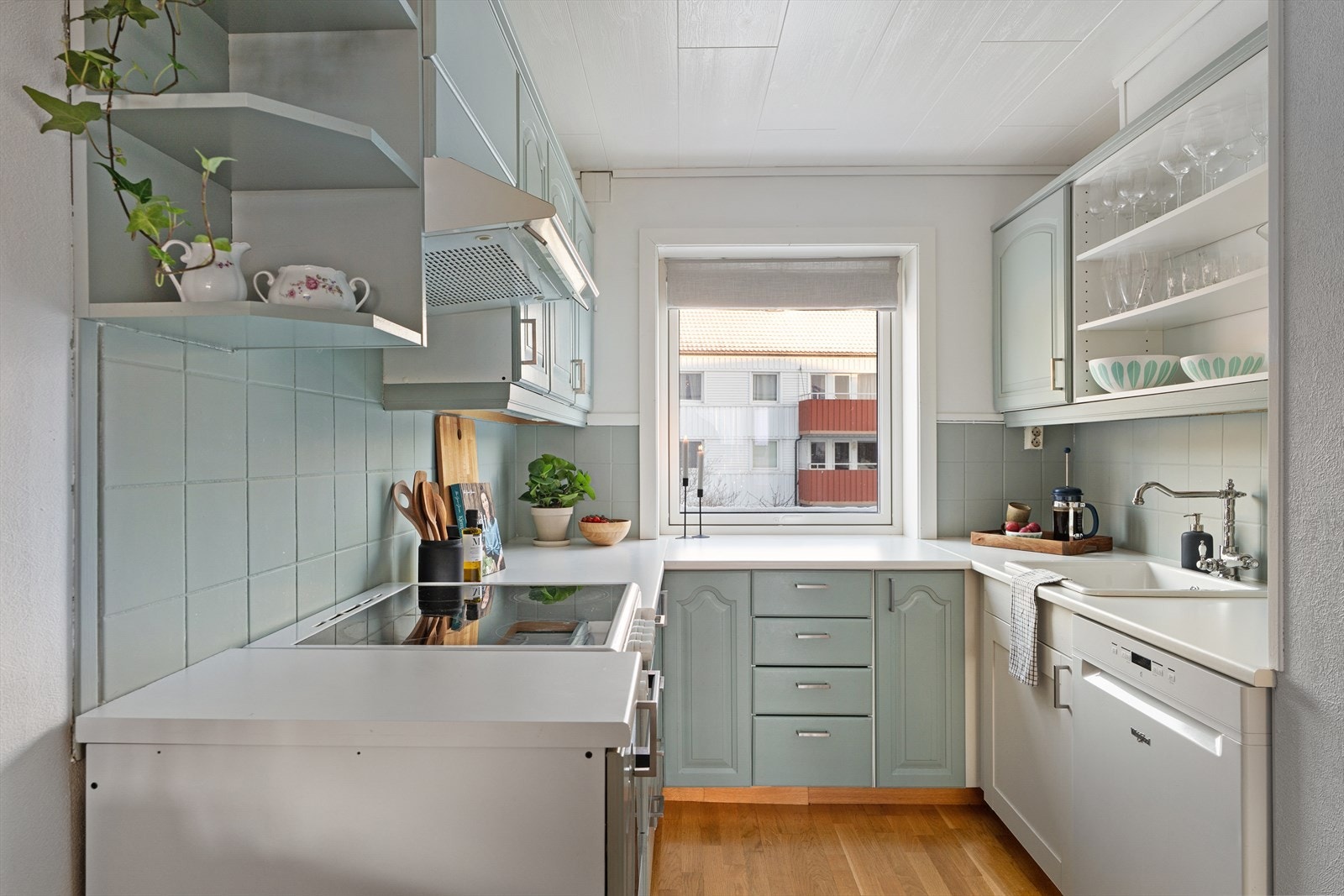 Her får du mye skap- og benkeplass til oppbevaring. Galleribilde