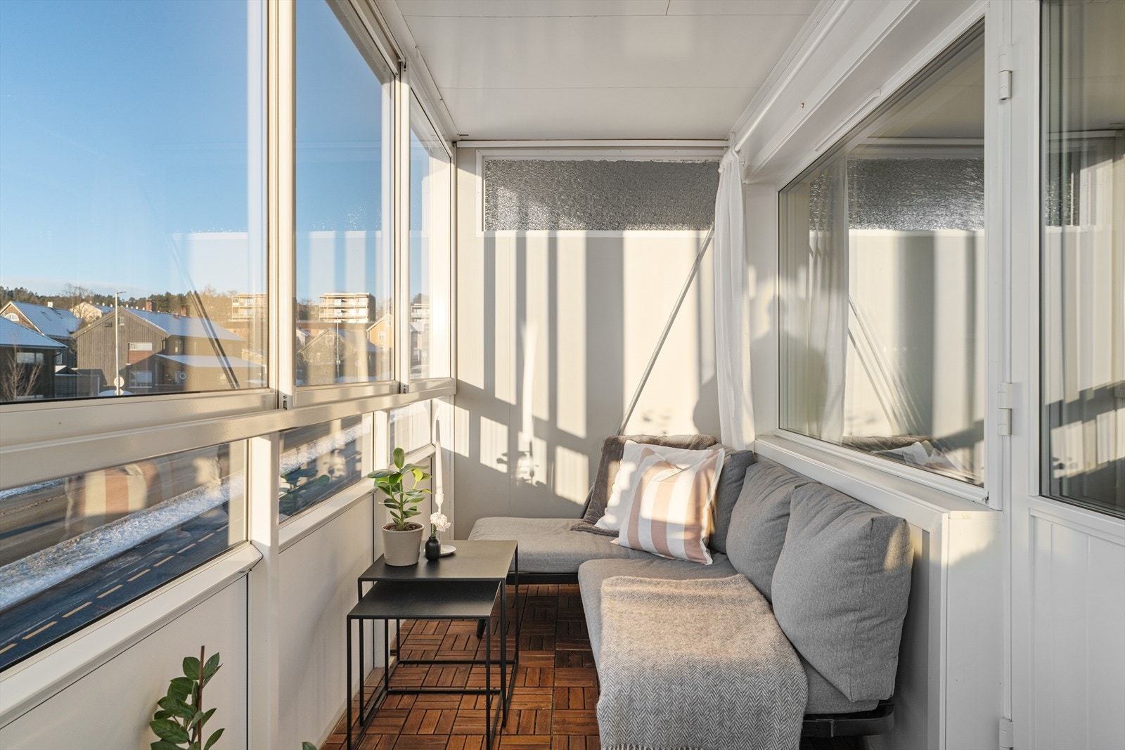 Den innglassede balkongen gir et ekstra oppholdsrom og fungerer som en forlengelse av stuen i sommerhalvåret. Galleribilde