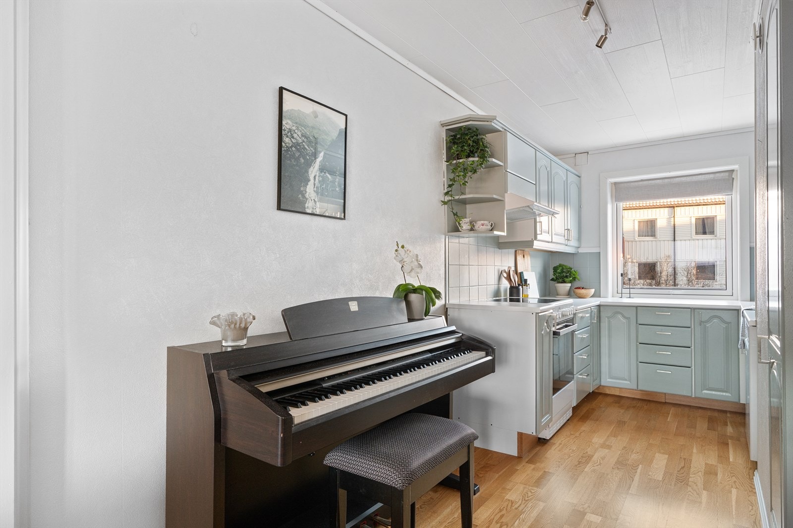 Lyst og romslig kjøkken på 10 m². Galleribilde