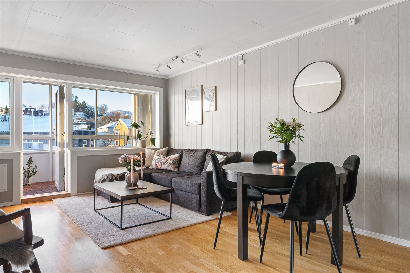 Det medfølger tre eksterne boder med god plass til oppbevaring på totalt 14 m². Galleribilde