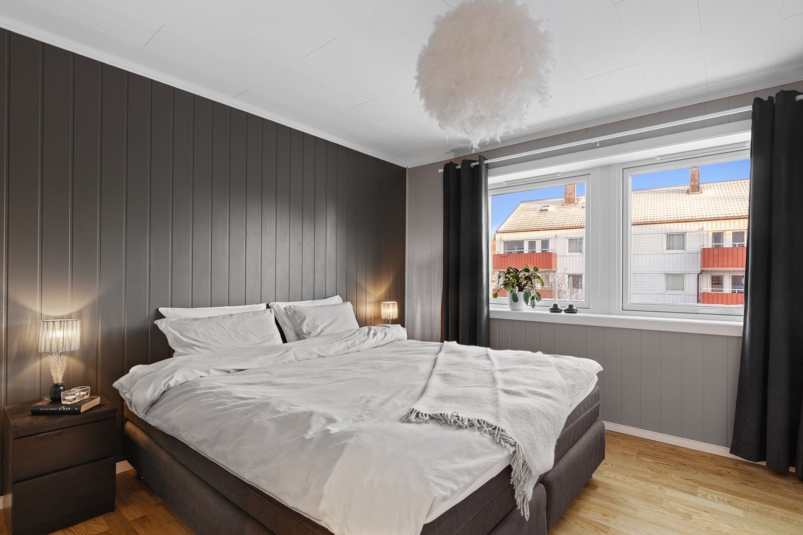 Stort soverom på 11,9 m² med god plass til dobbeltseng, nattbord og garderobeløsninger. Galleribilde