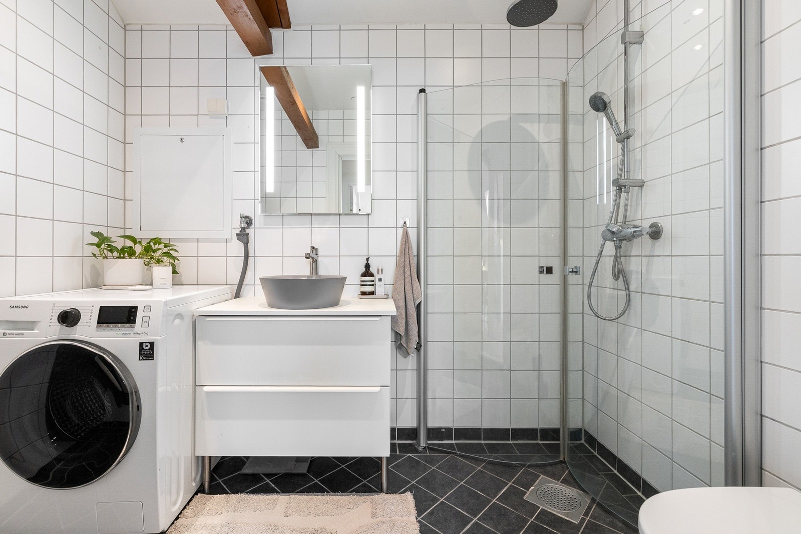 Delikat, flislagt bad med varmekabler i gulv. Galleribilde