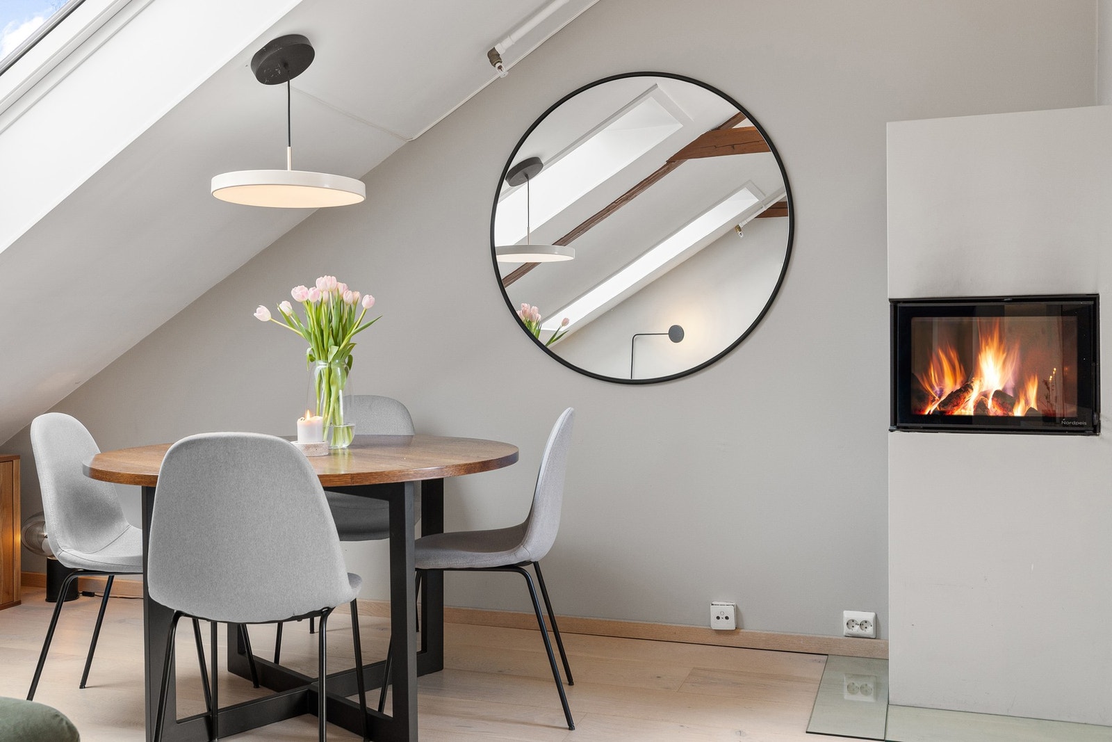 Stemningsfull spiseplass med skrå himling og takvindu som gir rikelig med naturlig lys. Galleribilde