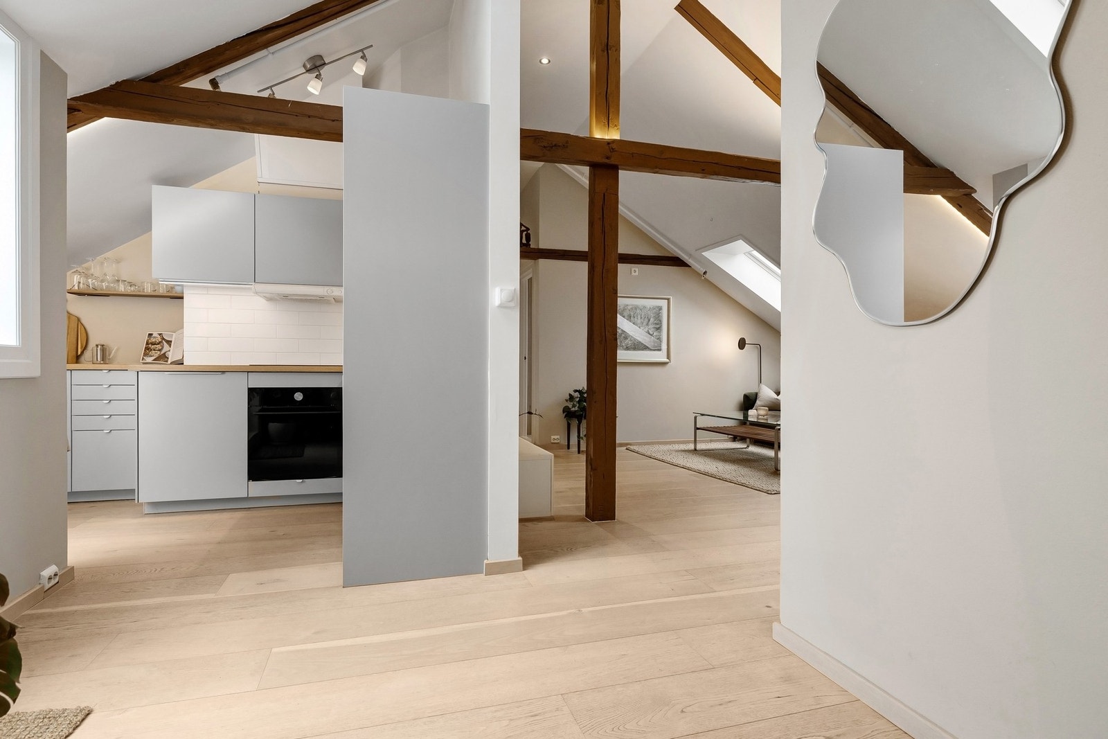 Skjermet kjøkken i delvis åpen løsning, med naturlig overgang til oppholdsrommet. Galleribilde