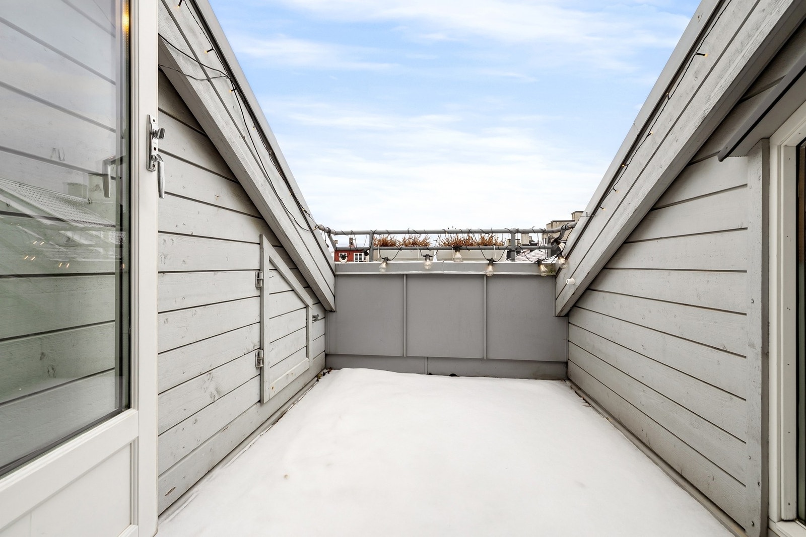 Privat og skjermet takterrasse på 5 m² med utsyn over byens tak. Galleribilde