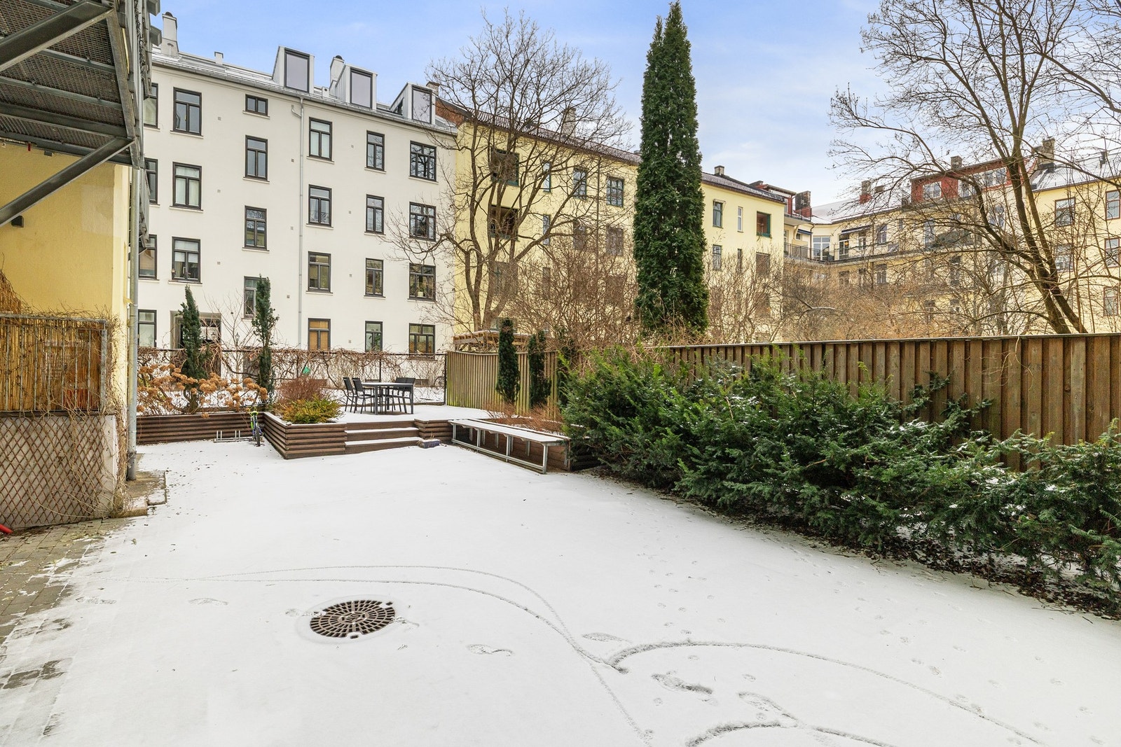 Hyggelig og opparbeidet felles bakgård med sitteplasser og grønne beplantninger - en fredelig oase midt i byen. Galleribilde