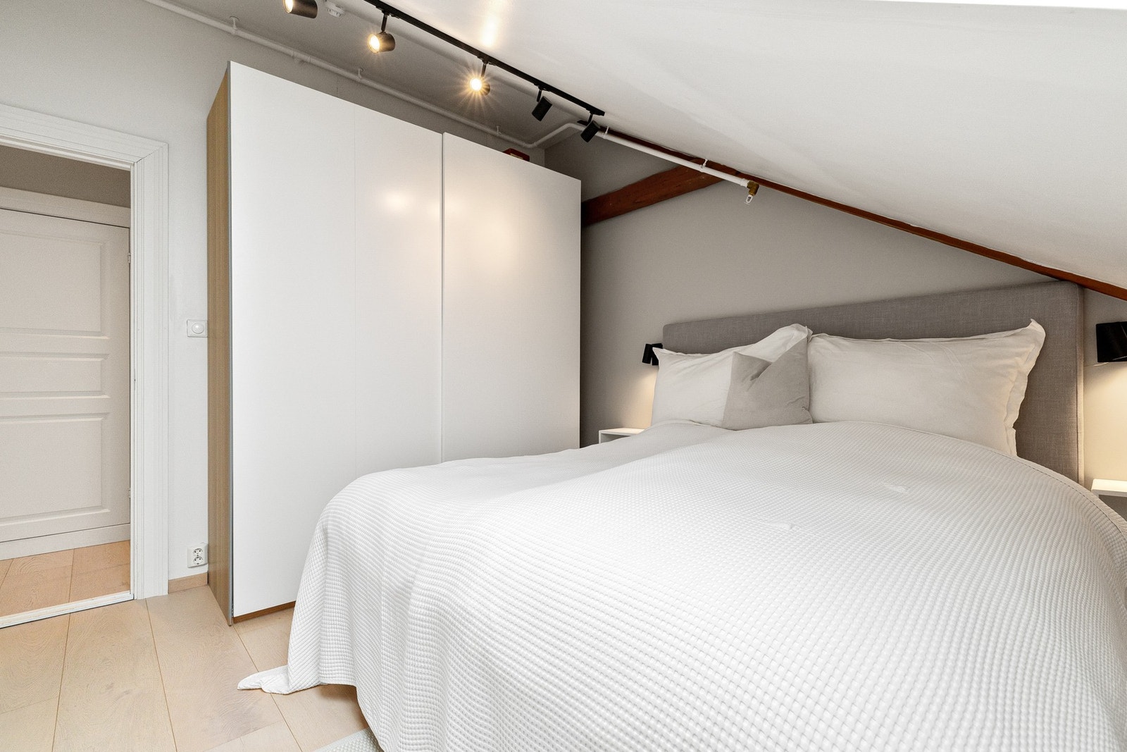 Soverommet har moderne garderobeløsning og flotte, synlige bjelker som gir rommet særpreg og karakter. Galleribilde