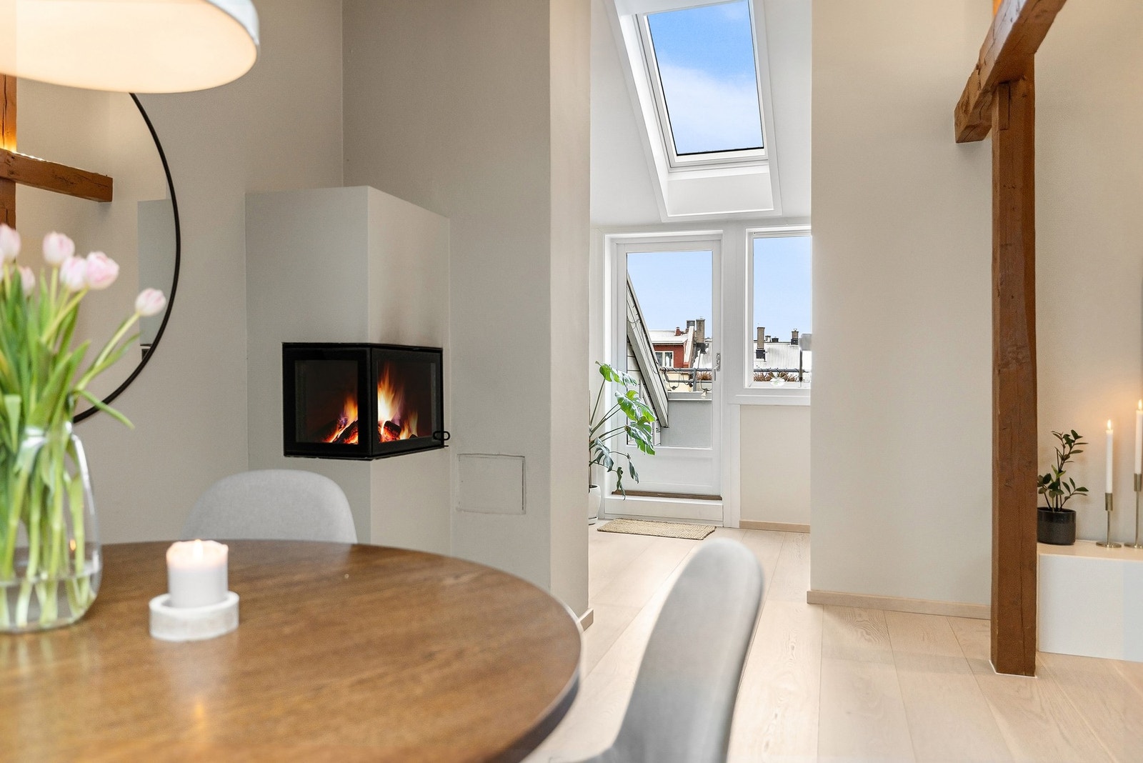 Gjennomgående lyse overflater og eikeparkett skaper en lun og helhetlig atmosfære. Galleribilde