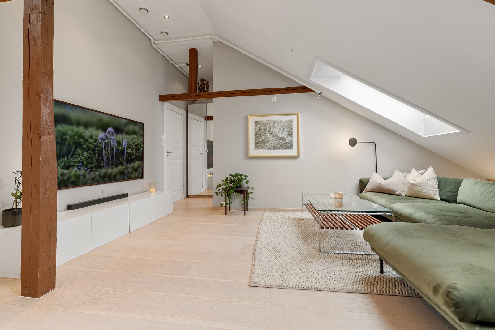 Her kombineres loftspreg og moderne komfort på en harmonisk måte. Galleribilde