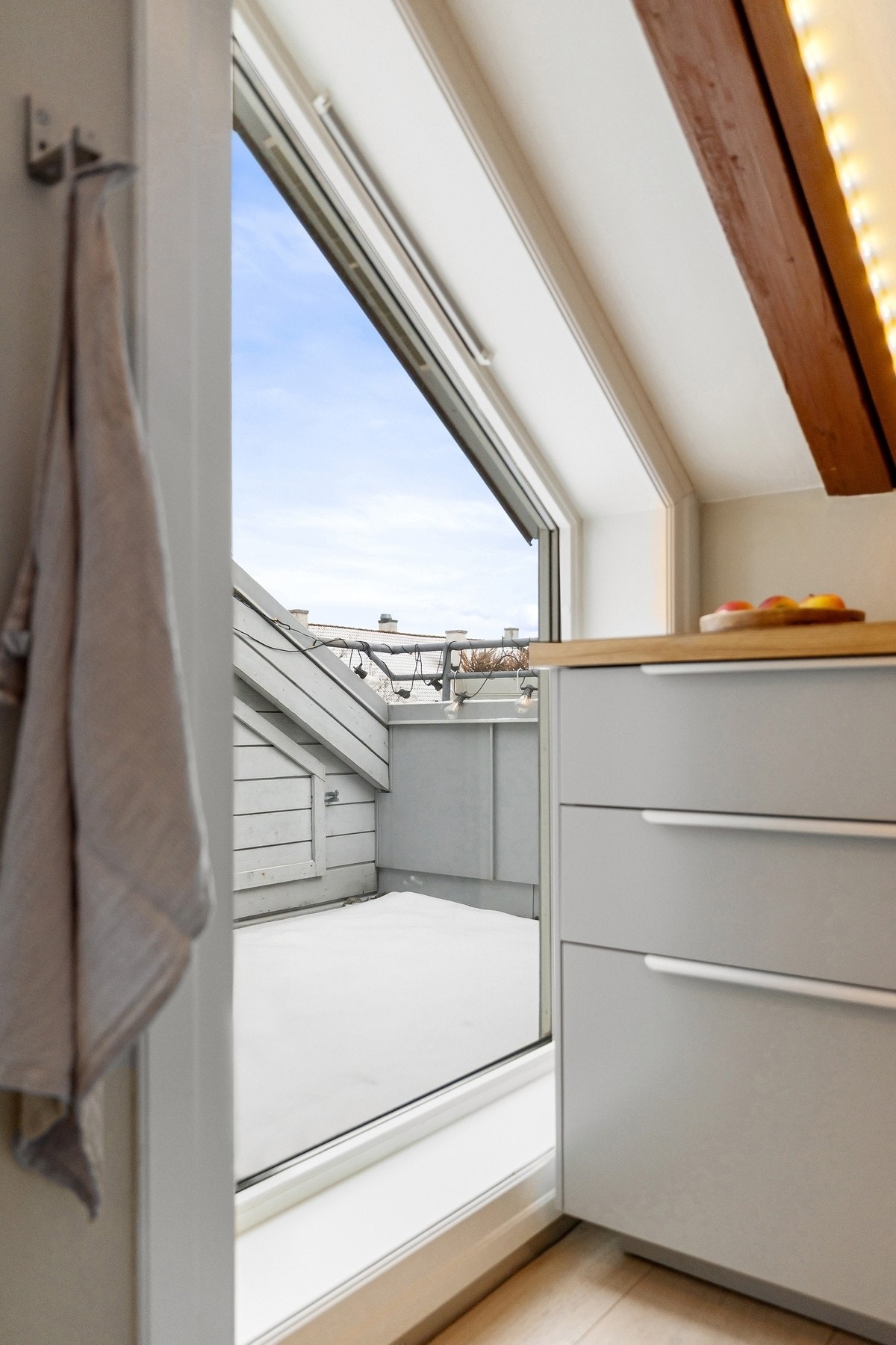 Stort vindu på kjøkkenet som gir fantastisk lysinnslipp hele dagen. Galleribilde