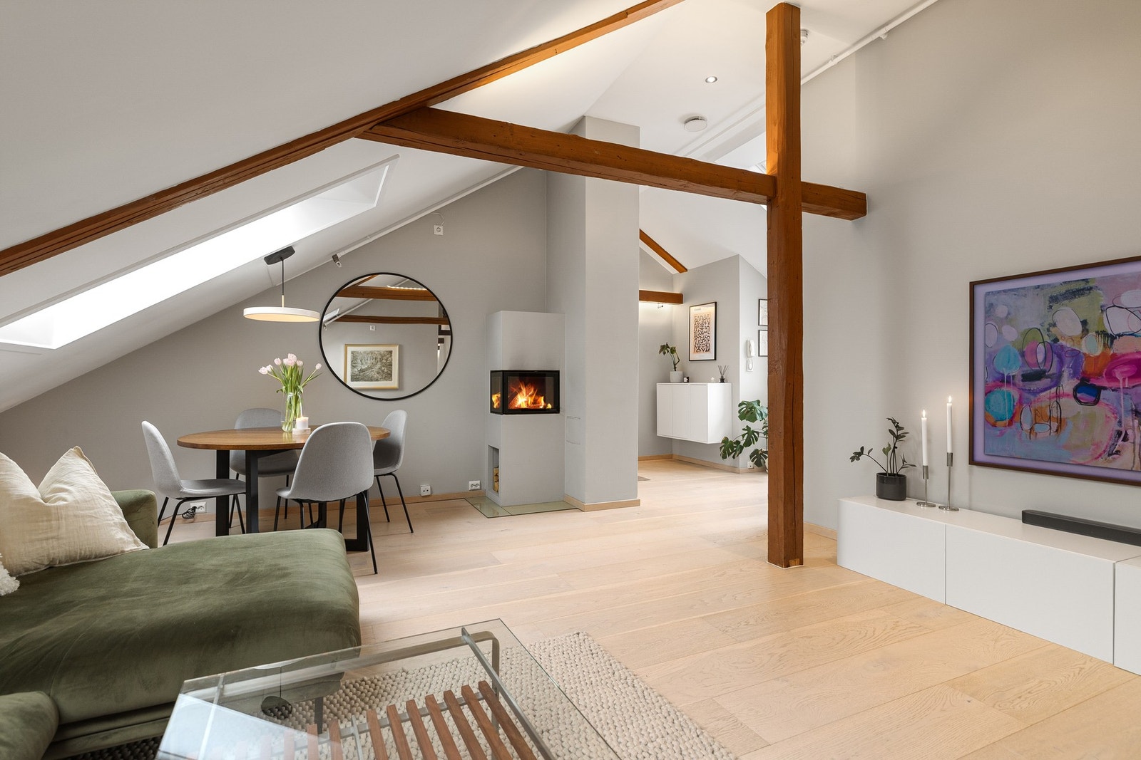 Sjarmerende loftspreg med synlige bjelker og peis som naturlig samlingspunkt i rommet. Galleribilde