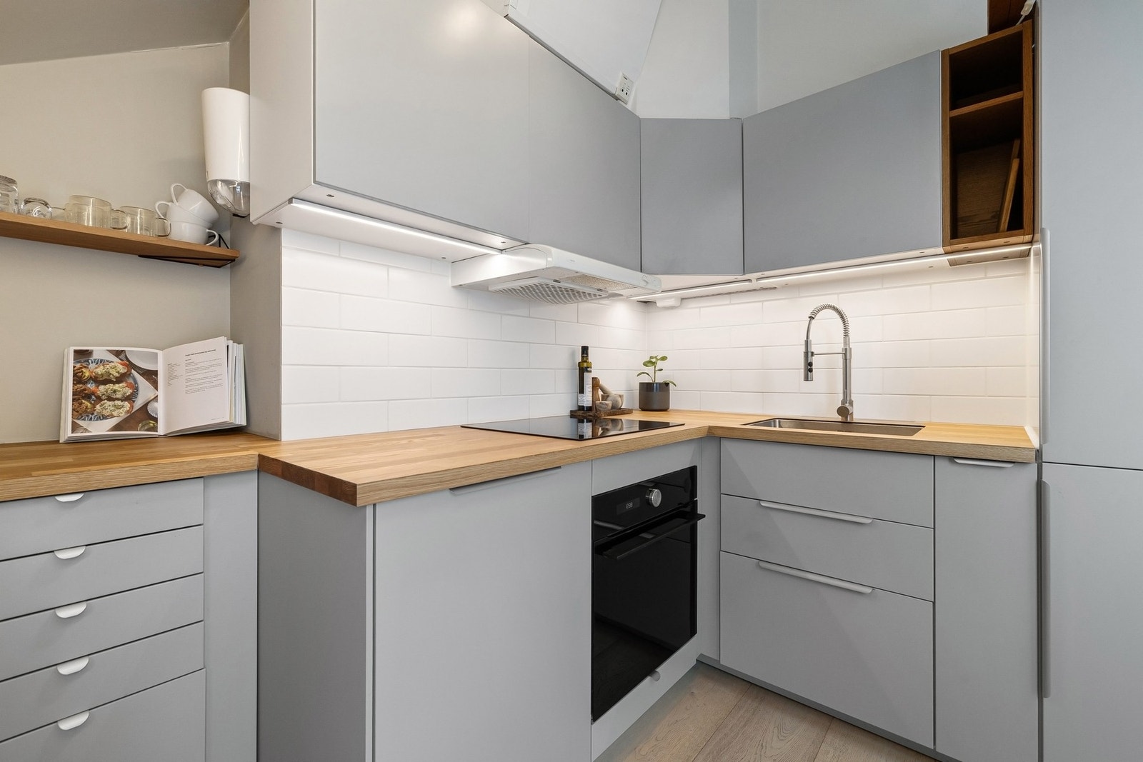 Kjøkkenet er oppgradert med ny heltre benkeplate fra 2026 - en solid og påkostet detalj. Galleribilde