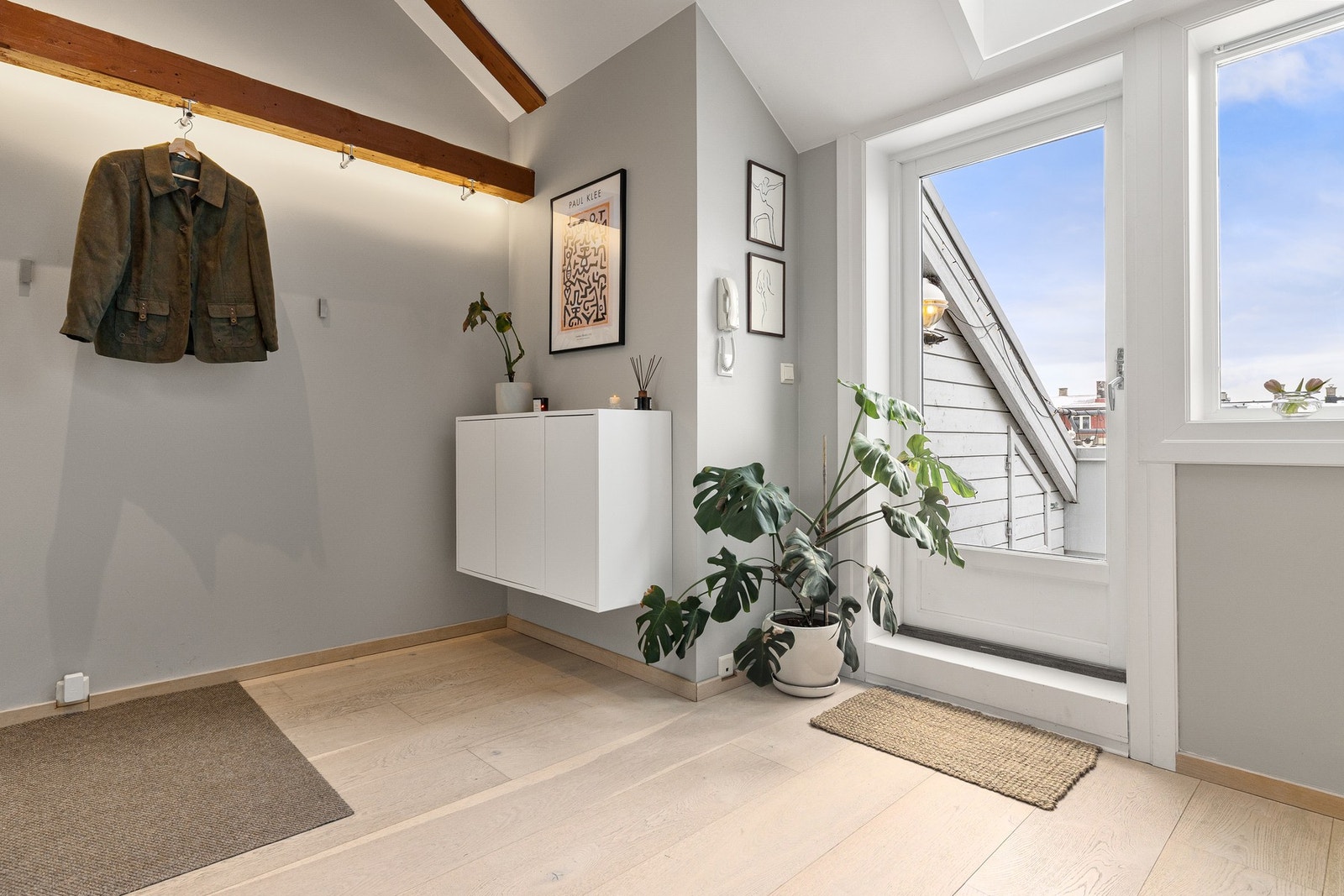 Lys og innbydende entré med praktisk oppbevaring og direkte utgang til takterrassen. Galleribilde