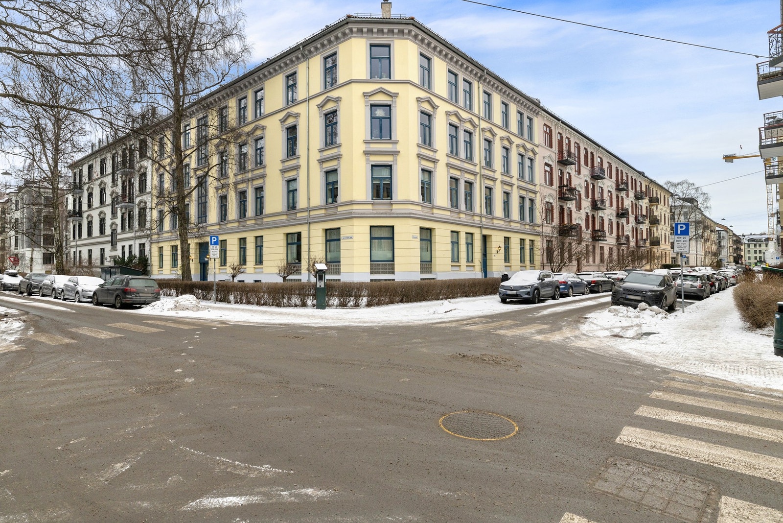 Fasade - Klassisk og ærverdig hjørnegård fra 1906 med tidstypisk arkitektur. Galleribilde