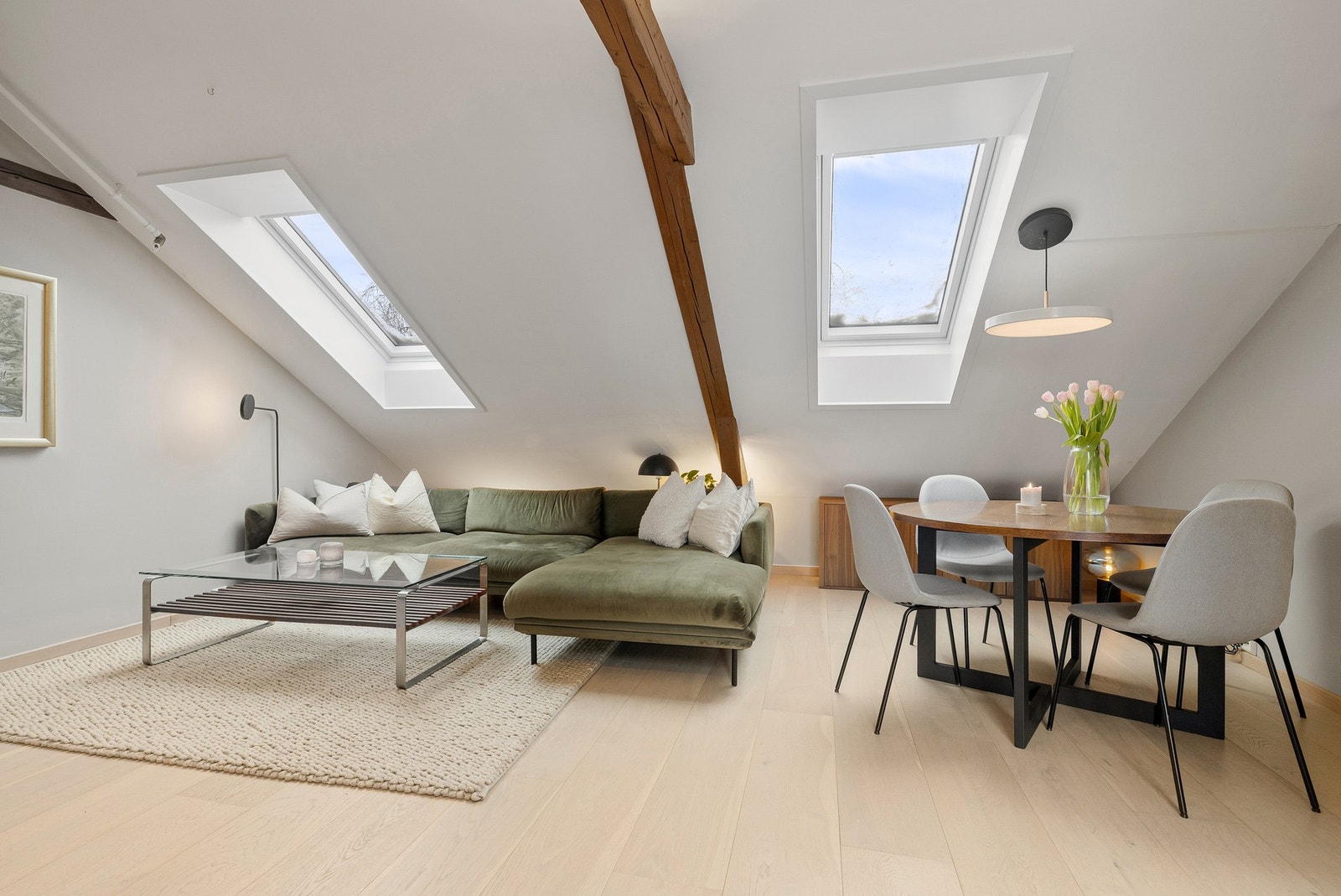 Åpen og arealeffektiv stue-/spisestueløsning med god plass til både sofagruppe og spisebord. Galleribilde