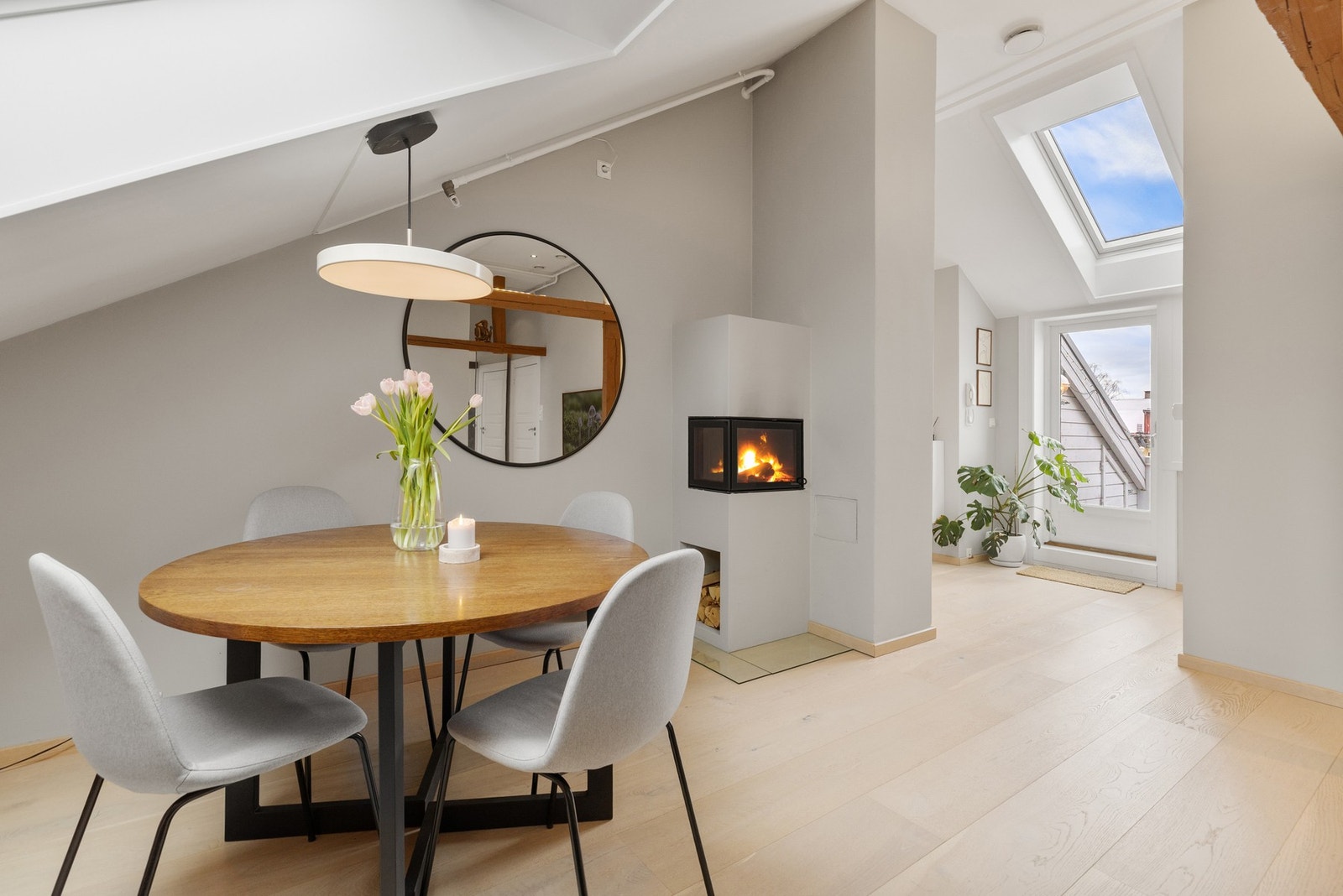 Perfekt spiseplass for både hverdagsmiddager og hyggelige kvelder foran peisen. Galleribilde