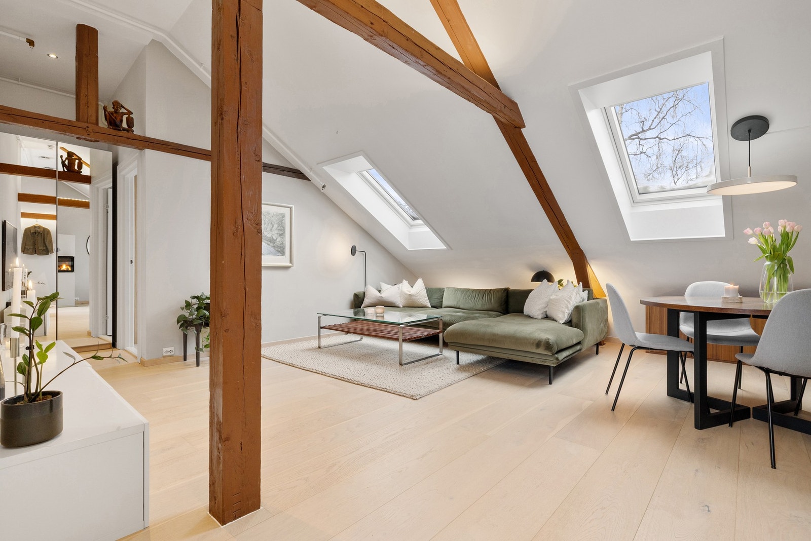 Lys og luftig stue med imponerende takhøyde, synlige bjelker og takvinduer som slipper inn rikelig med dagslys. Galleribilde