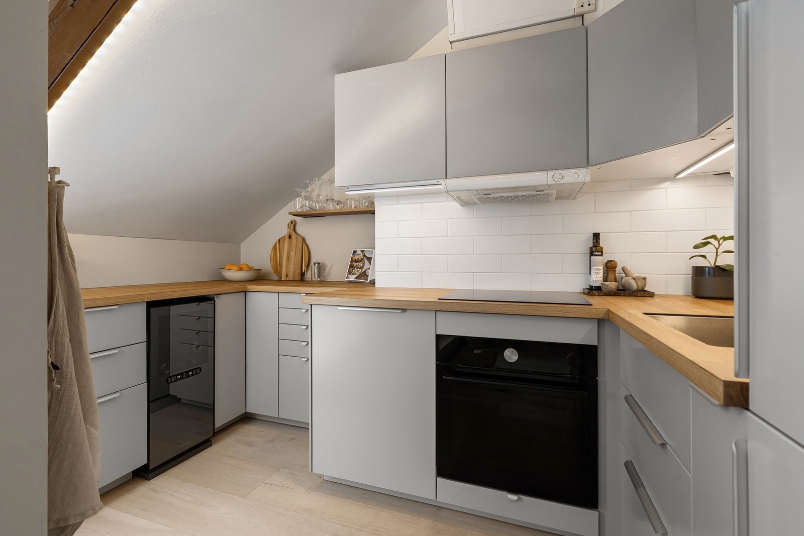 Romslig og flott kjøkken med integrerte hvitevarer. Galleribilde