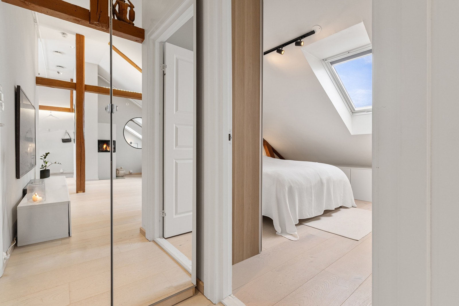 Praktisk garderobeløsning med speildører i gangen ved soverommet Galleribilde