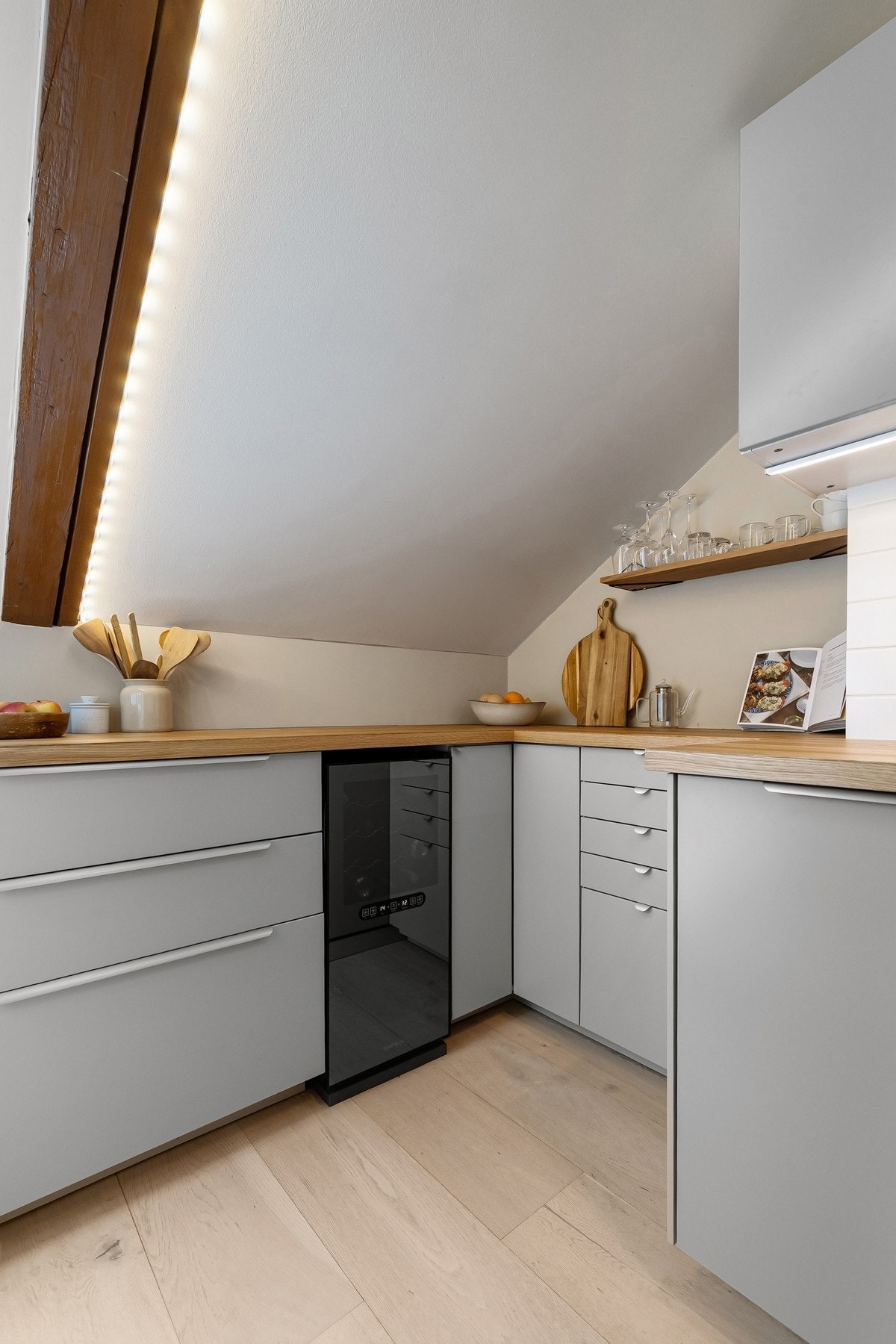 Kjøkkenet byr på rikelig med benkeplass og gode oppbevaringsløsninger. Galleribilde