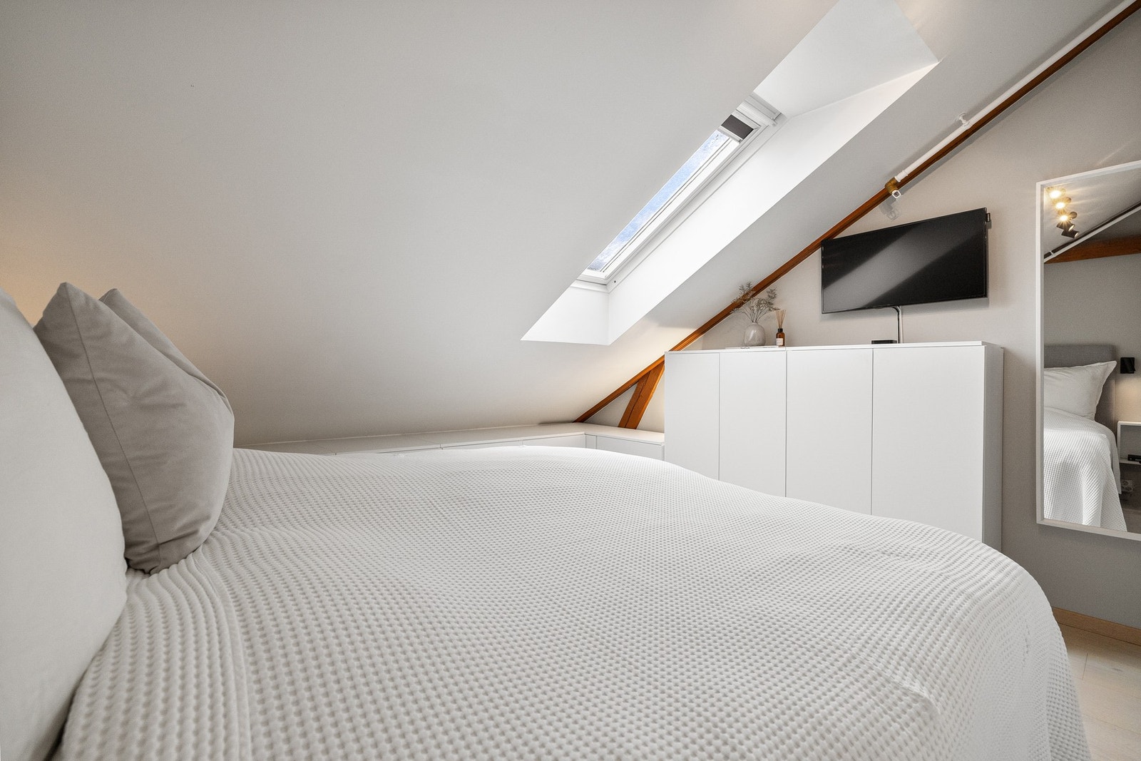 Det er god plass til både dobbeltseng og diverse oppbevaring. Galleribilde