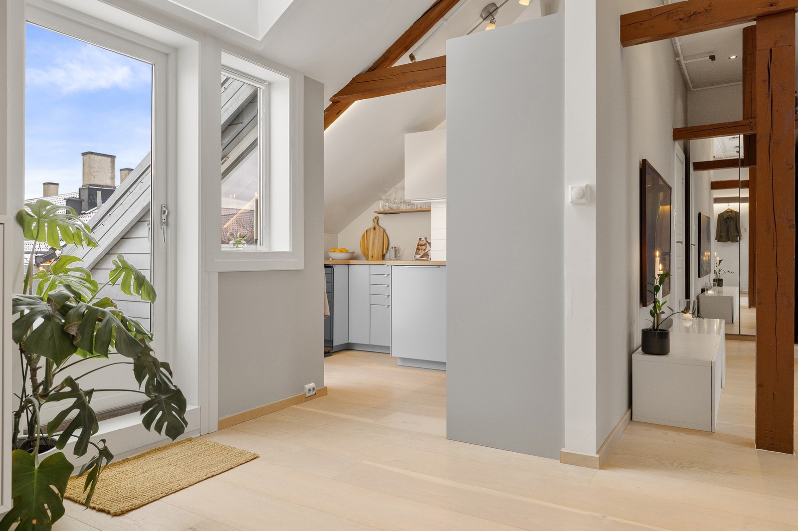 Allerede ved inngang møtes du av lys, høyde og karakteristiske bjelker som setter tonen for resten av boligen. Galleribilde