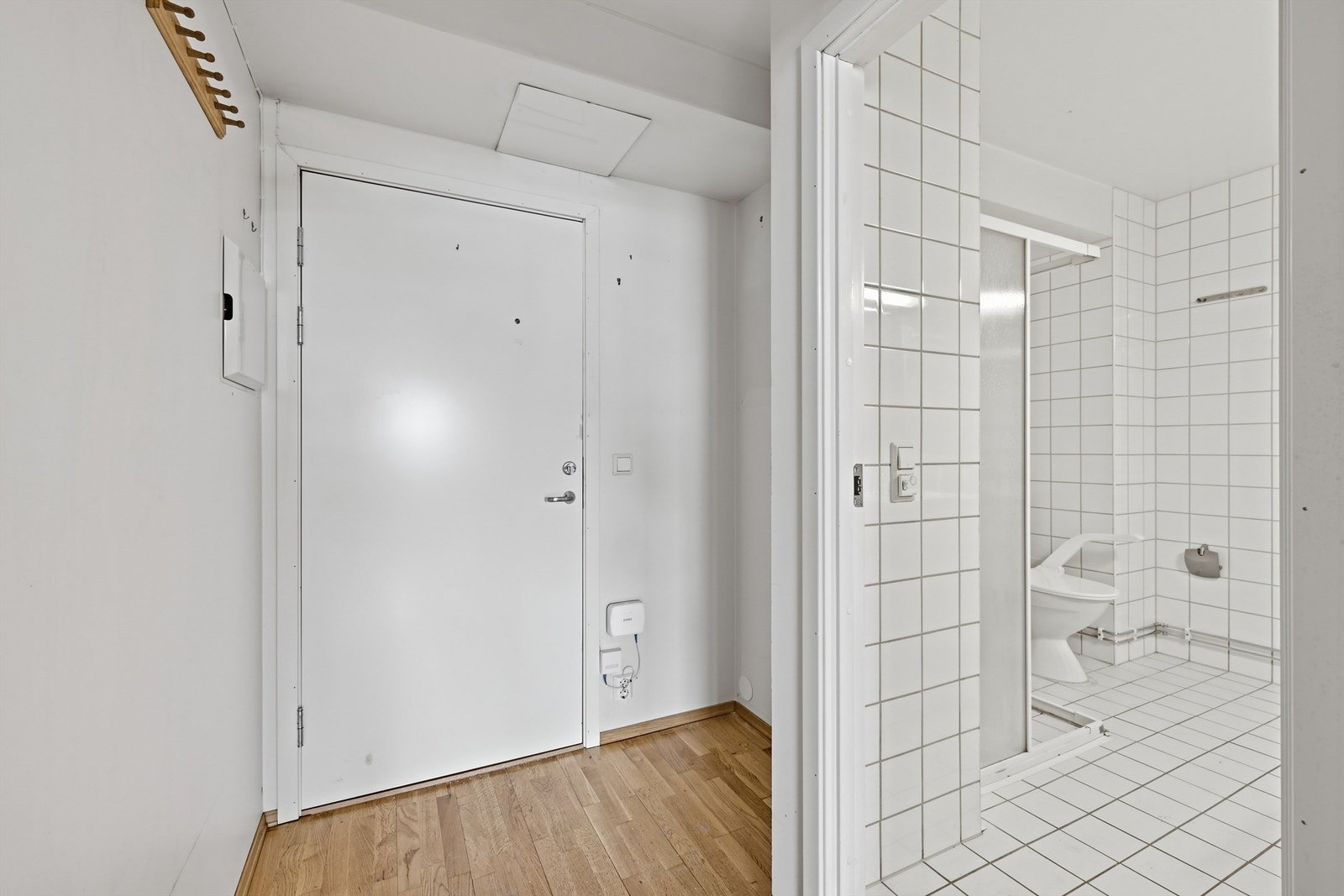 Velkommen inn i en praktisk entré med direkte tilknytning til badet. Galleribilde