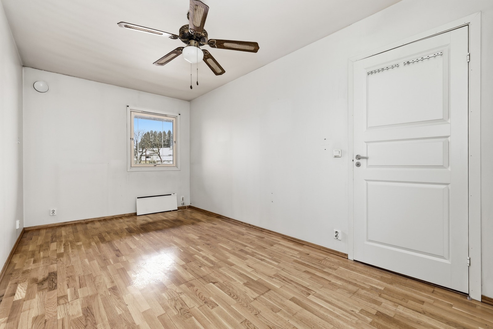 Soverommet har en fin størrelse og et vindu som slipper inn dagslys. Galleribilde