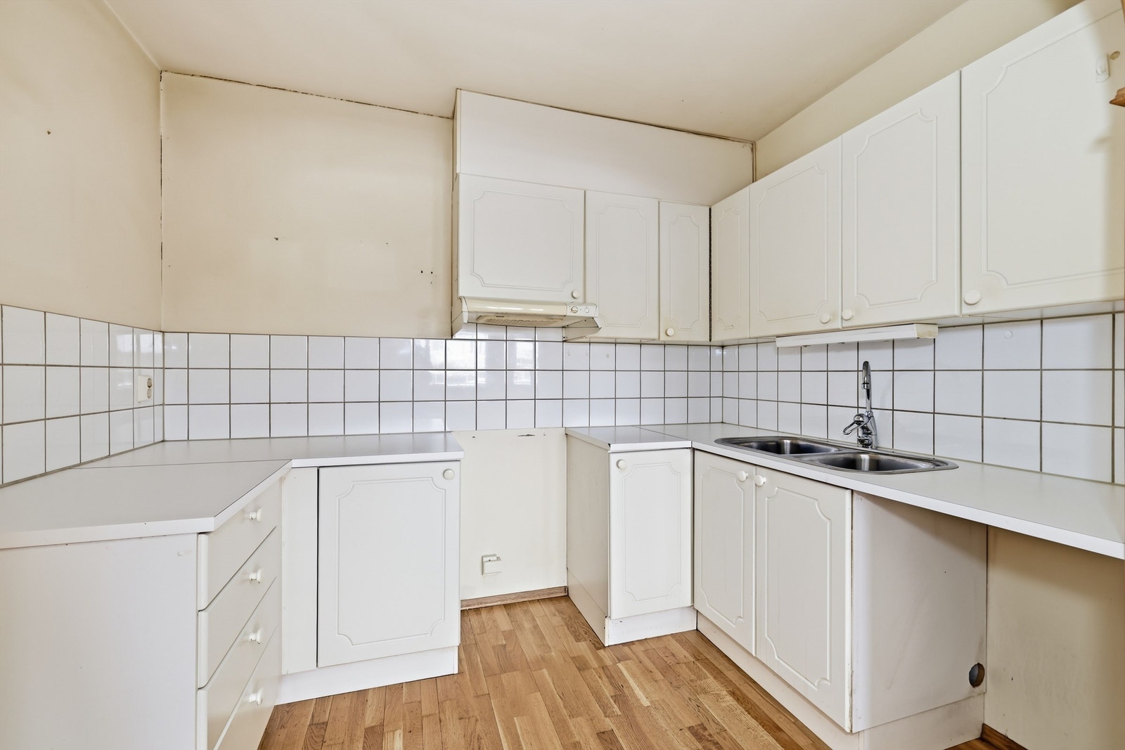 Kjøkkeninnredning i U-form gir en effektiv arbeidsflate med god skapplass. Galleribilde