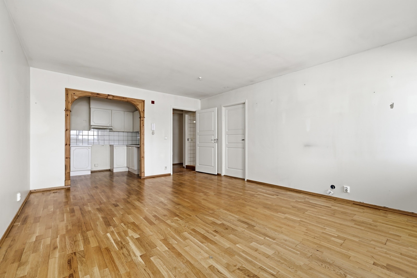 Stuen har en delvis åpen løsning mot kjøkkenet, som skaper en sosial sone. Galleribilde