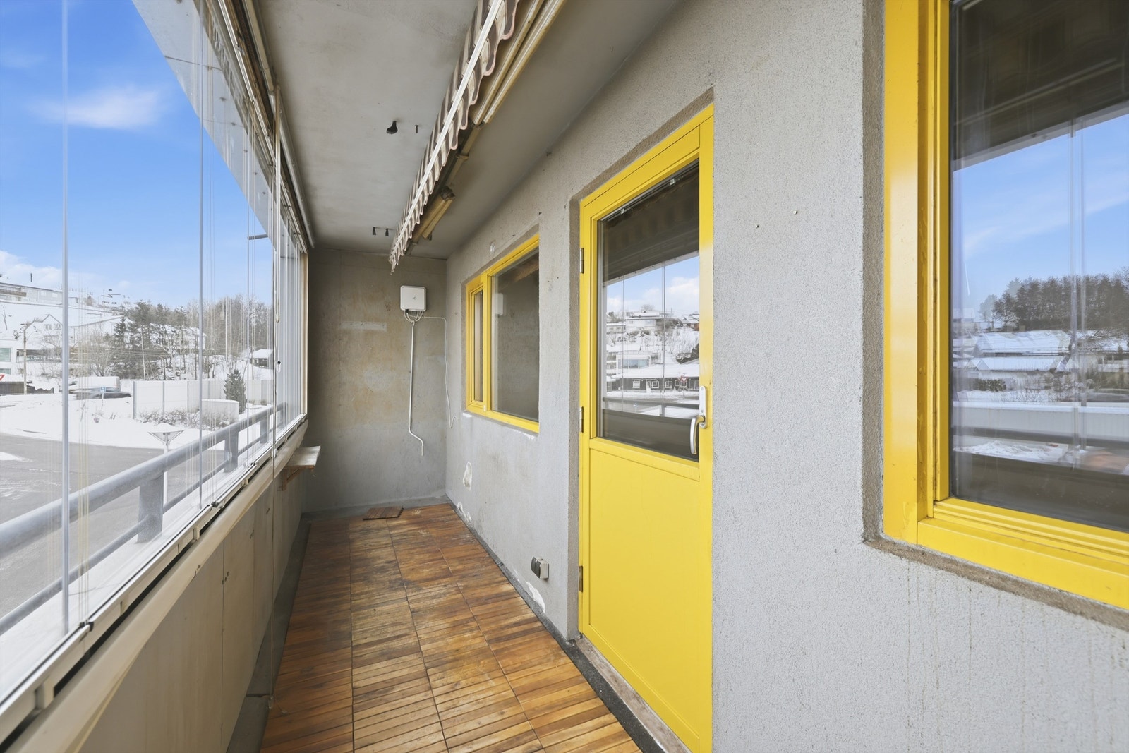 Den innglassede balkongen utvider stuen og gir et lunt uterom. Galleribilde