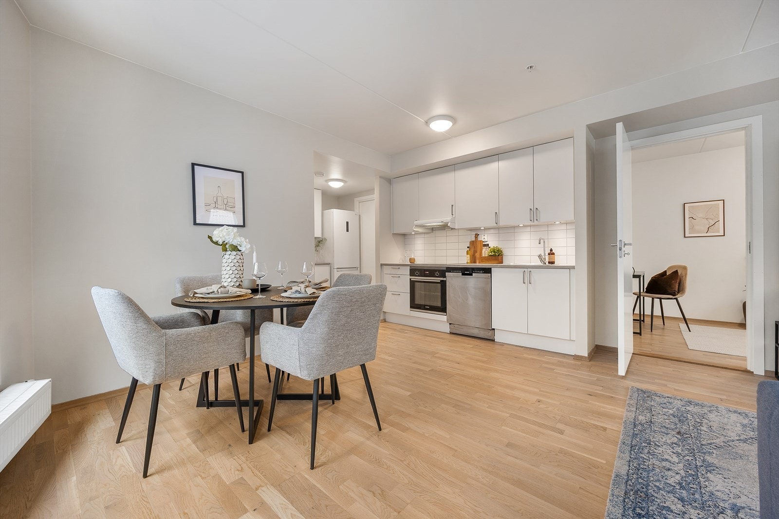 Det er en naturlig sone for spisebord i overgangen mellom kjøkken og stue. Galleribilde