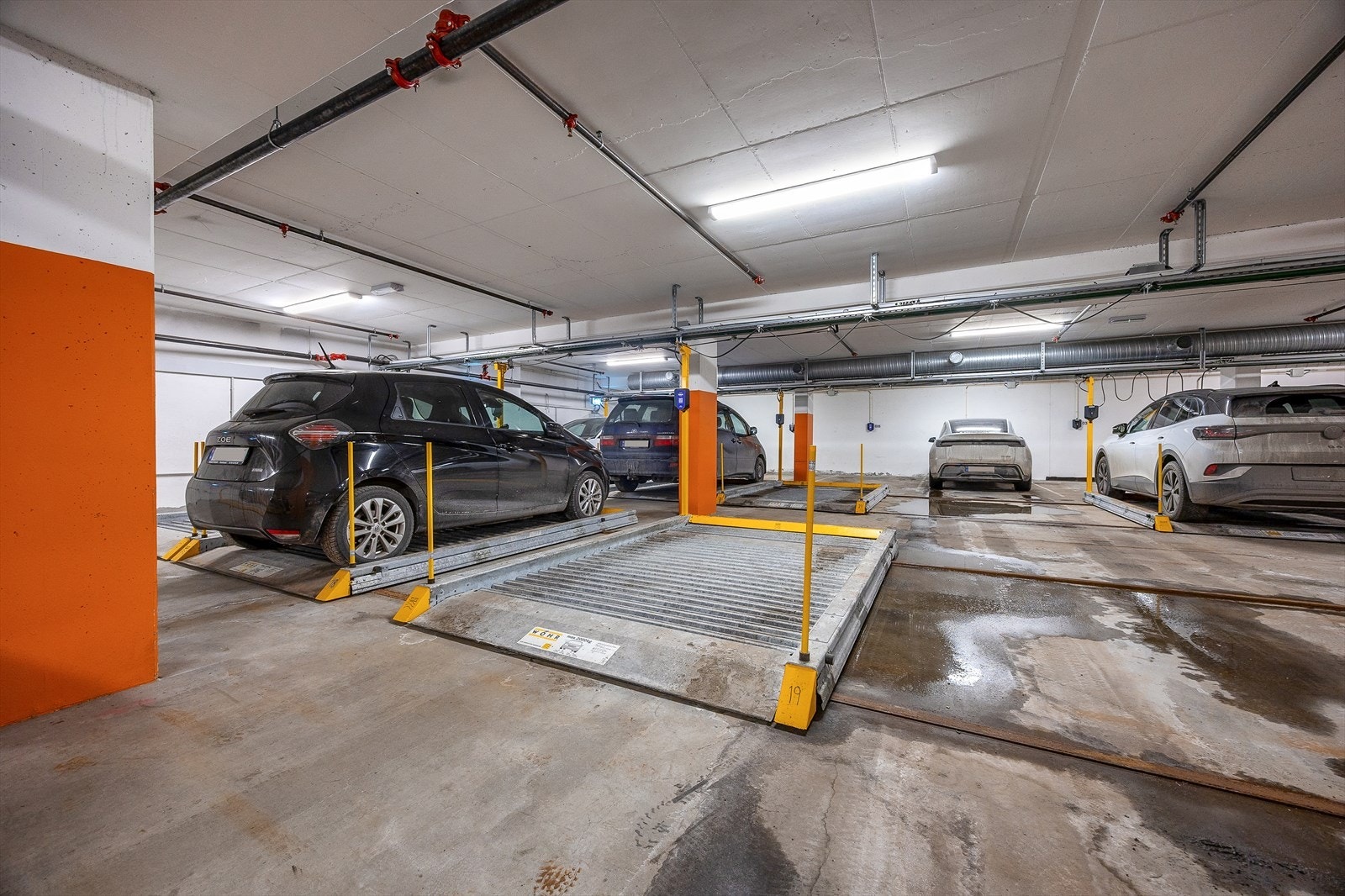 Med leiligheten følger den en garasjeplass i felles garasjeanlegg. Galleribilde